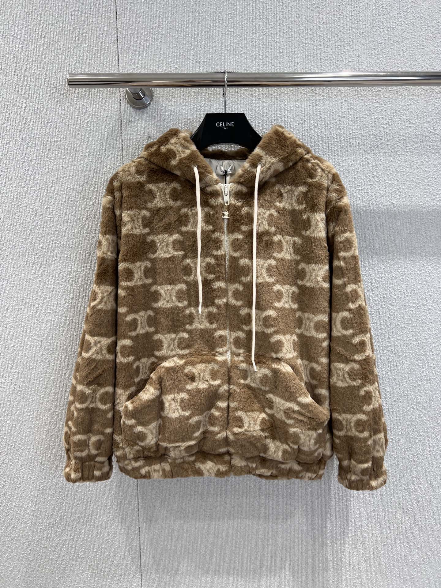 NO:605521,Supports exchange Celin* 25Fw new autumn and winter Arc de Triomphe cute sherpa hooded zipper jacket teddy bear jacket丨exclusively developed by yb!  High quality production!  The original customized eco-friendly artificial fur feels soft and delicate, and the customized jacquard lining is warm and comfortable!  The age-reduced girl is handsome and fashionable!  The hooded classic jacket is versatile and easy to choose. Customized floral restoration process, perfect workmanship quality depends on the details. Ready-made S/M/L real shot details,,celine,jackets & coats,jackets & coats,hats,alexander wang19860909支持换款 Celin* 25Fw秋冬新款 凯旋门可可爱爱的羊羔绒连帽拉链夹克泰迪熊外套丨独家yb开发！高版出品！原版定制环保人造毛手感柔软细腻,定制提花里衬保暖舒适！减龄少女气质帅气又时髦！连帽经典夹克百搭不挑人.定制对花还原工艺,完美做工品质看细节.现货发售S/M/L实拍细节图,,celine,jackets & coats,jackets & coats,hats,alexander wang,Women's clothing