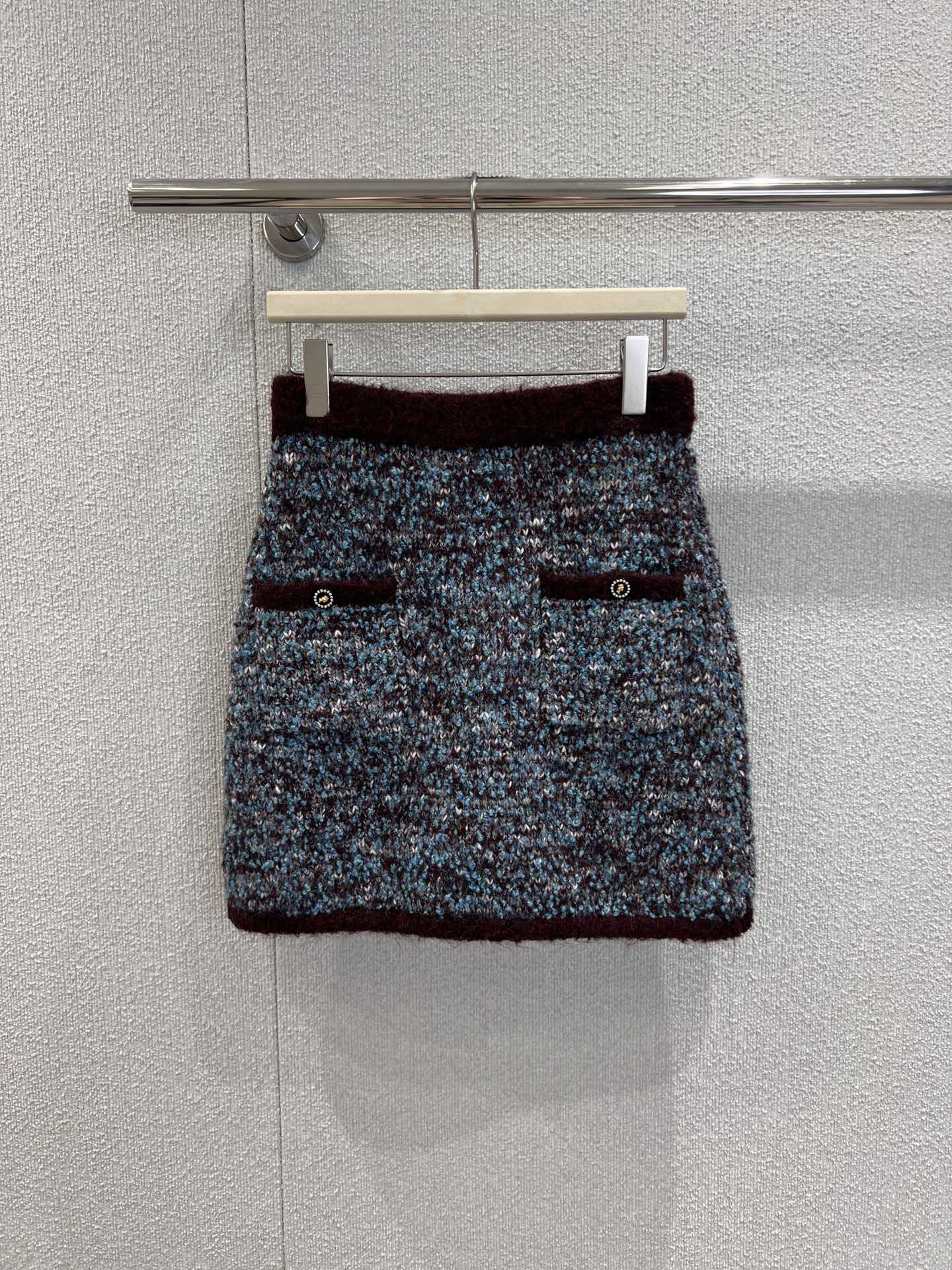 NO:605559,The skirt supports exchange chane* 25K high-end handicraft workshop series new style cashmere knitted cardigan + skirt in contrasting colors丨Exclusive high-end version!  The cashmere blended fabric is full of soft warmth, with blue and purple contrasting threads woven to create fine starlight, with a hazy and gentle filter; the cardigan's V-neck + contrasting hemming accurately outlines the shoulder and neck lines, and the slim fit of the short skirt highlights the waist-to-hip ratio. The sophistication of your brand is hidden in every detail.  The metal button + patch pocket design is not exaggerated for daily wear. Pair it with black silk high-heeled shoes to make it a light dinner dress. Pair it with white shoes to become a casual lady. This set unlocks the 'noble and relaxed feeling' in autumn and winter. Ready-made S/M/L real shot details,, chanel, high  heels,skirts,alexander wang19860909半裙支持换款 chane* 25K高级手工坊系列新款 撞色系羊绒针织开衫+短裙丨独家高版出品！羊绒混纺面料裹满软乎乎的暖感,蓝紫撞色杂线织出细碎星光,自带朦胧的温柔滤镜；开衫V领+撞色包边,精准勾勒肩颈线条,短裙修身版型掐出腰臀比例,贵牌精致感藏在每一处细节里.金属纽扣+贴袋设计,日常穿不浮夸,搭黑丝高跟鞋是晚宴轻礼服,配小白鞋又变成随性大小姐,一套解锁秋冬的“贵气松弛感”.现货发售S/M/L实拍细节图,,chanel,high heels,skirts,alexander wang,Women's clothing