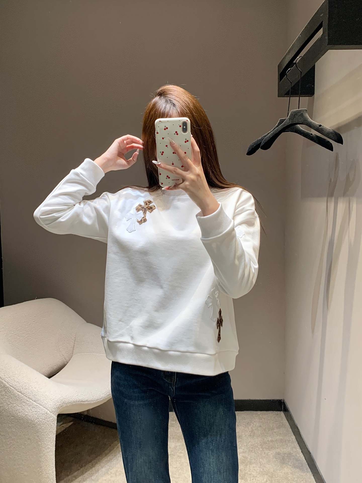 NO:605553,Chrome He*rts 25FW new autumn and winter leopard print patent leather crew neck sweatshirt丨Exclusive high-end version!  The base of the milky white pure cotton sweatshirt is soft and skin-friendly, with a relaxed and lazy everyday feel; the finishing touch is the leopard print patent leather cross mark, the bright texture breaks up the dullness, and the dark logo blends with the wild leopard print, directly filling the aura of the expensive brand. It can be used for daily outings or light occasions to maintain a 'low-key luxury trend'. Ready for sale S/M/L, chrome hearts, hoodie, sweatshirts, alexander wang19860909Chrome He*rts 25FW秋冬新款 豹纹漆皮拼皮圆领卫衣丨独家高版出品！奶白纯棉卫衣基底软糯亲肤,自带松弛慵懒的日常感；点睛之笔是豹纹漆皮拼皮十字标,亮面质感撞碎沉闷,暗黑标识性与野性豹纹糅合,贵牌气场直接拉满.日常出街或轻场合都能稳稳拿捏“低调奢潮”.现货发售S/M/L,,chrome hearts,hoodie,sweatshirts,alexander wang,Women's clothing