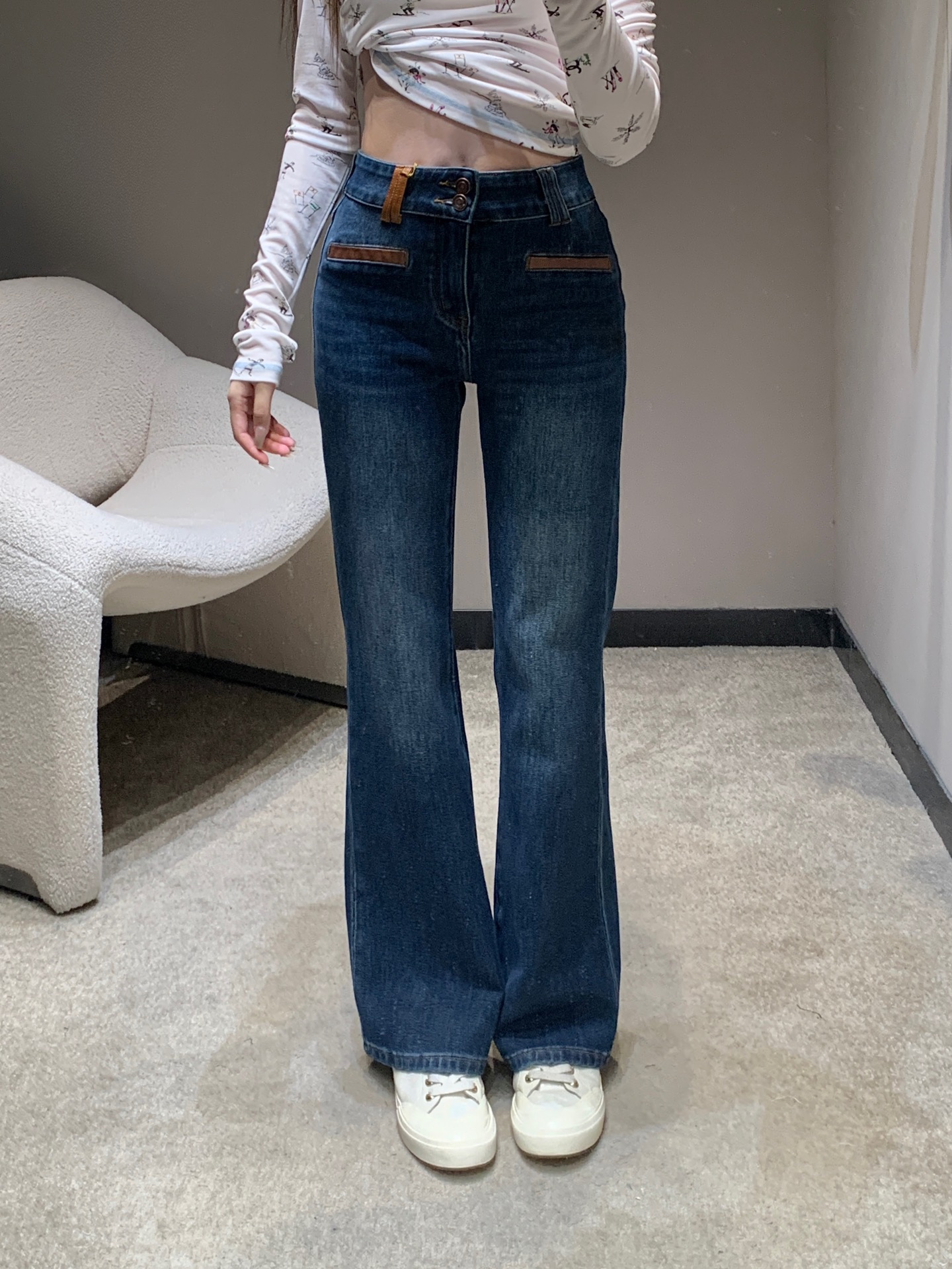 NO:605547,Loro pian* 25FW new autumn and winter two-button double-pocket stretch micro-flare jeans丨Exclusive high-end version!  The deep sea blue denim fabric has a delicate and waxy texture, and the elastic texture wraps around the body softly but not collapses. The two-button high waist + leather piping pockets give it a retro and refined feel. A knitted sweater is a lazy girl for everyday wear, and a short jacket is a cool girl. One piece can be used to switch between your N styles in autumn and winter. Available in stock S/M/L, loro piana, jeans, jackets & coats, alexander wang19860909Loro pian* 25FW秋冬新款 两粒扣双袋弹力微喇牛仔裤丨独家高版出品！深海蓝牛仔面料自带细腻柔糯的质感,弹力肌理裹在身上软而不塌,两粒扣高腰+皮质嵌边口袋,复古精致感拉满；日常搭针织衫是慵懒大小姐,配短款夹克又变率性酷姐,一件承包你秋冬的N种风格切换.现货发售S/M/L,,loro piana,jeans,jackets & coats,alexander wang,Women's clothing