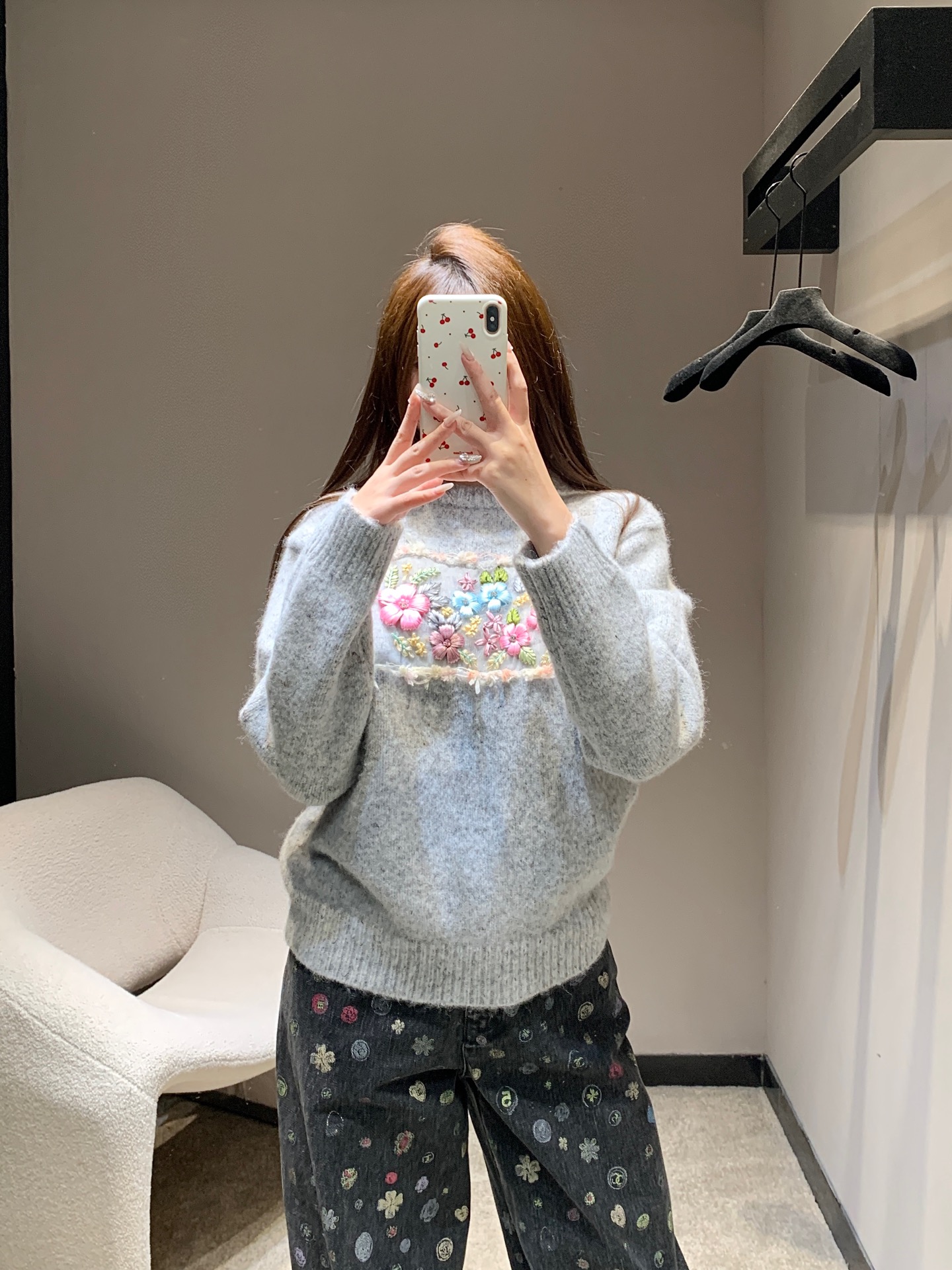 NO:605533,Chan*l 25K high-end handmade workshop series Indian silk-painted wool sweater丨Exclusive high-end version!  The light gray wool knitted fabric has a fluffy and waxy warmth. The Indian silk-painted flower + three-dimensional embroidered flower cluster on the chest. The contrasting colors of pink, blue and yellow are like spring flowers nailed to the body. The luster of the silk thread flows with the light, and it is as delicate as a work of art. The raw edge binding design adds a casual relaxation, neutralizes the gorgeousness, and is not exaggerated for daily wear. Available now S/M/L,, chanel, alexander wang19860909Chan*l 25K高级手工坊系列 印度丝描花羊毛针织衫丨独家高版出品！浅灰羊毛针织自带蓬松柔糯的暖感,胸前印度丝描花+立体刺绣花簇,粉、蓝、黄撞色像把春日繁花钉在衣身,丝线光泽随光线流转,精致得像件艺术品；毛边包边设计添了份随性松弛,中和了华丽感,日常穿也不浮夸.现货发售S/M/L,,chanel,alexander wang,Women's clothing