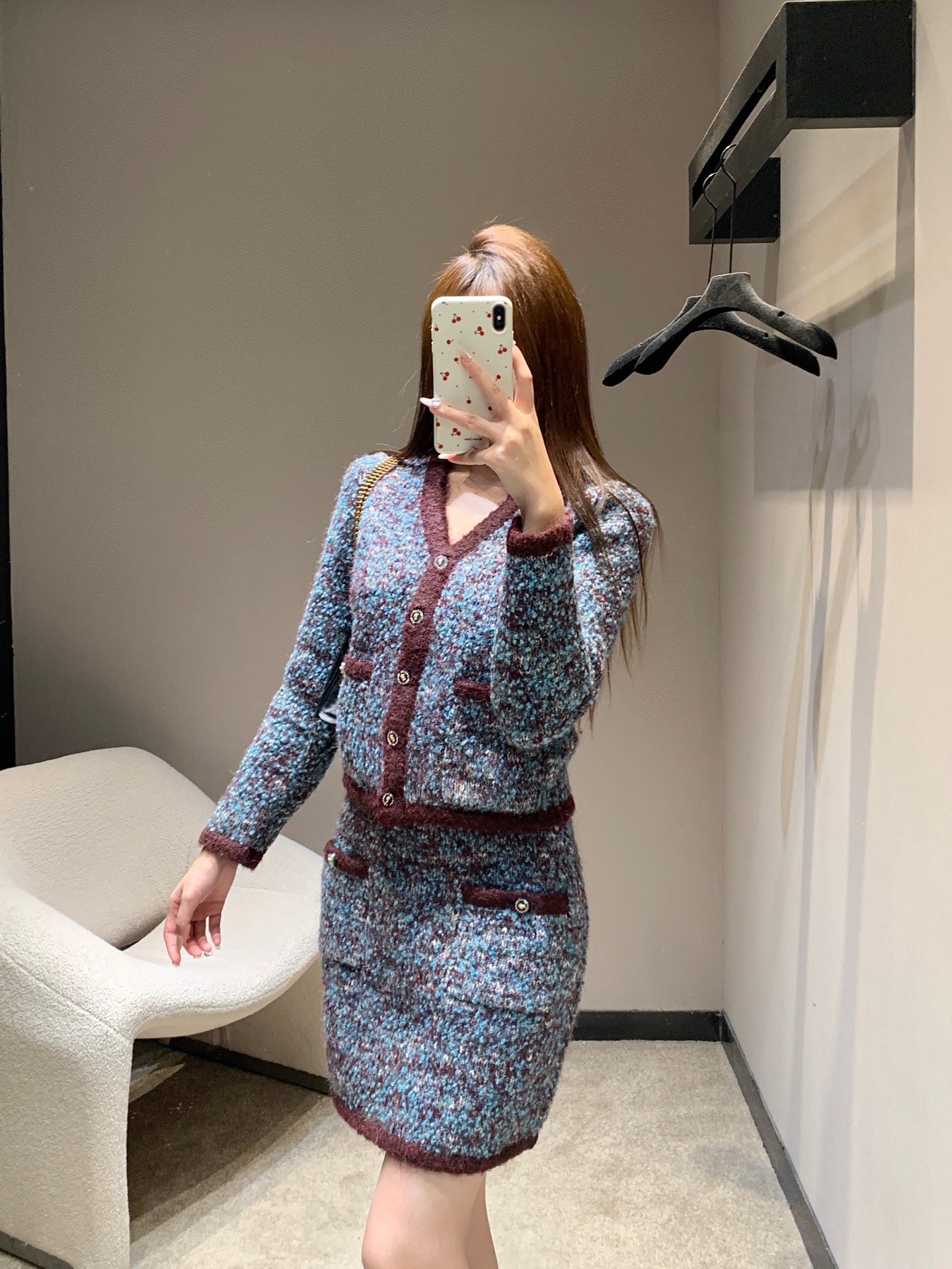 NO:605562,Half cardigan chane* 25K high-end handmade workshop series new style cashmere knitted cardigan + skirt in contrasting colors丨Exclusive high-end version!  The cashmere blended fabric is full of soft warmth, and the contrasting blue and purple threads weave out fine starlight, with a hazy and gentle filter; the cardigan V-neck + contrasting hemming accurately outlines the shoulder and neck lines, and the slim-fitting version of the short skirt highlights the waist-to-hip ratio, and the sophistication of your brand is hidden in every detail  Inside. Designed with metal buttons and patch pockets, it is not exaggerated for daily wear. Pair it with black silk high-heeled shoes to make it a light dinner dress. Pair it with white shoes and it will become a casual lady. This set unlocks the 'noble and relaxed feeling' in autumn and winter. Ready for sale S/M/L,, chanel, high  heels,skirts,alexander wang19860909半 开衫 chane* 25K高级手工坊系列新款 撞色系羊绒针织开衫+短裙丨独家高版出品！羊绒混纺面料裹满软乎乎的暖感,蓝紫撞色杂线织出细碎星光,自带朦胧的温柔滤镜；开衫V领+撞色包边,精准勾勒肩颈线条,短裙修身版型掐出腰臀比例,贵牌精致感藏在每一处细节里.金属纽扣+贴袋设计,日常穿不浮夸,搭黑丝高跟鞋是晚宴轻礼服,配小白鞋又变成随性大小姐,一套解锁秋冬的“贵气松弛感”.现货发售S/M/L,,chanel,high heels,skirts,alexander wang,Women's clothing