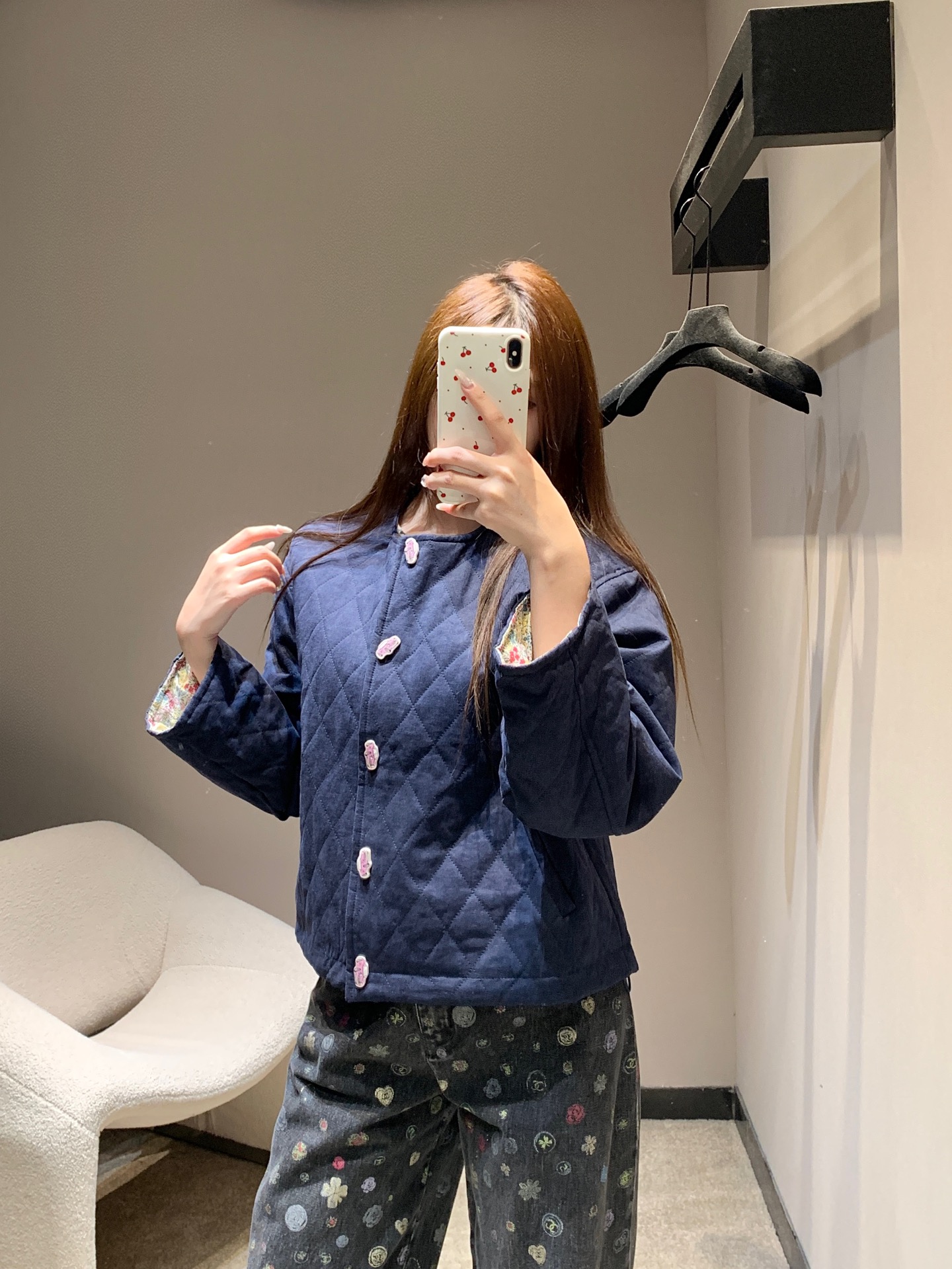 NO:605964,Chane* 25K high-end handmade workshop series diamond-shaped short denim jacket丨Exclusive high-end version!  Classic navy blue denim is used as the base, and diamond-shaped quilting brings a retro air. The short silhouette is just stuck on the waistline, neat and proportional; the placket is the workshop's iconic three-dimensional pink and white buttons, which are like embedding romantic frosting into the denim texture. The floral lining exposed on the cuffs is a hidden gentleness. Available in stock S/M/L,, chanel, jackets & coats, alexander wang19860909Chane* 25K高级手工坊系列 菱形格短款牛仔外套丨独家高版出品！经典藏青牛仔布做基底,菱形格绗缝自带复古空气感,短款廓形刚好卡在腰线,利落又衬比例；门襟是工坊标志性的立体粉白纽扣,像把浪漫的糖霜嵌进牛仔肌理里,袖口露出的碎花内衬是暗藏的温柔小心机.现货发售S/M/L,,chanel,jackets & coats,alexander wang,Women's clothing