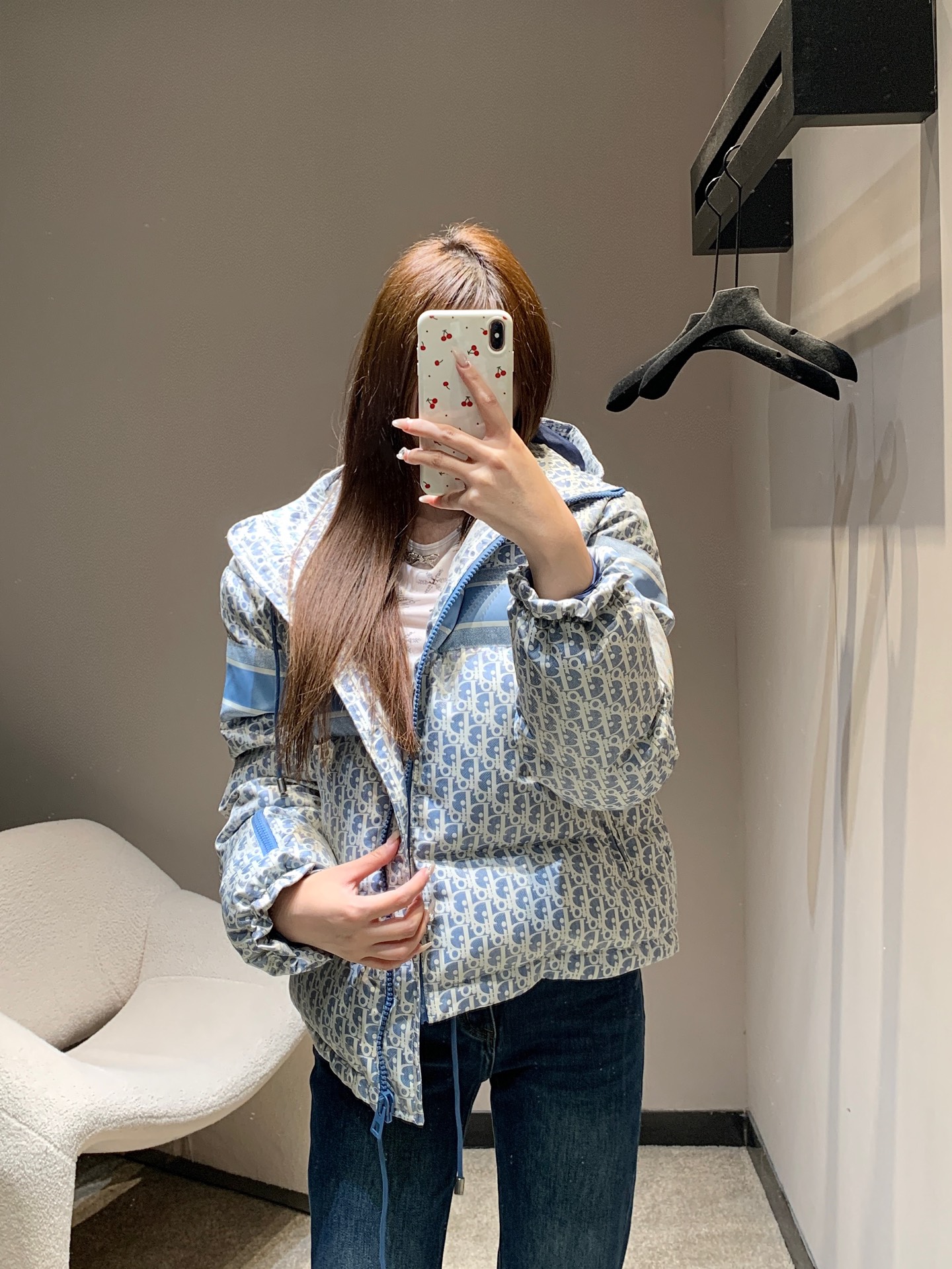 NO:605968,Dio* 25Fw new autumn and winter lettered jacquard hooded cotton jacket丨Exclusive high-end version!  The whole body is covered with light blue old flower jacquard, and the classic CD logo has low-key recognition; contrasting blue and white stripes run through the shoulders and 'CHRISTIAN' on the back  DI*R' letter mark is the finishing touch of retro sportiness. The design of hood + drawstring waist + blouson sleeves has the right warmth and neat silhouette. The soft cotton texture is not bulky, like wearing clouds on the body. Ready for sale S/M/L,, dior, jackets & coats, hats, alexander wang19860909Dio* 25Fw秋冬新款 字母老花提花连帽棉服外套丨独家高版出品！满幅浅蓝调老花提花铺满衣身,经典CD标识自带低调辨识度；撞色蓝白条纹贯穿肩背,后背的「CHRISTIAN DI*R」字母标是点睛的复古运动感.连帽+抽绳收腰+束口袖的设计,把保暖性和利落廓形捏得刚好,软乎乎的棉服质感却不显臃肿,像把云朵穿在了身上.现货发售S/M/L,,dior,jackets & coats,hats,alexander wang,Women's clothing