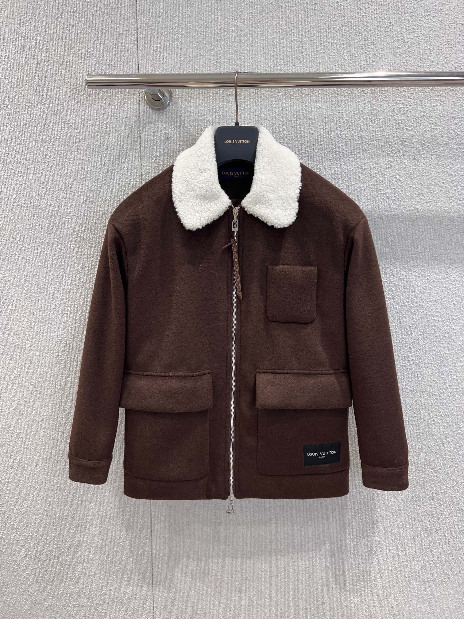 NO:606591,Support exchange Louis Vui*ton 25FW new autumn and winter lapel wool velvet splicing jacket丨Exclusive high-end version!  High-quality wool fabrics are selected, with a delicate and soft velvet feel, and a 'warm' autumn and winter filter; the loose oversize version covers the flesh and makes you look slimmer without flattering your figure; the classic lapel + metal zipper is neat and casual with a sense of relaxation; the three-dimensional large pockets + chest logo plate are low-key and full of brand recognition, and the details are ecstatic!  Ready sale S/M/L real shot details,,louis vuitton,versace,jackets & coats,alexander wang19860909支持换款 Louis Vui*ton 25FW秋冬新款 翻领羊毛绒拼接外套丨独家高版出品！甄选高质感羊毛面料,绒感细腻软糯,自带“暖乎乎”的秋冬滤镜；宽松oversize版型,遮肉显瘦不挑身材；经典翻领+金属拉链,利落又带点随性松弛感；立体大口袋+胸前标识牌,低调里藏满品牌辨识度,细节控狂喜！现货发售S/M/L实拍细节图,,louis vuitton,versace,jackets & coats,alexander wang,Women's clothing