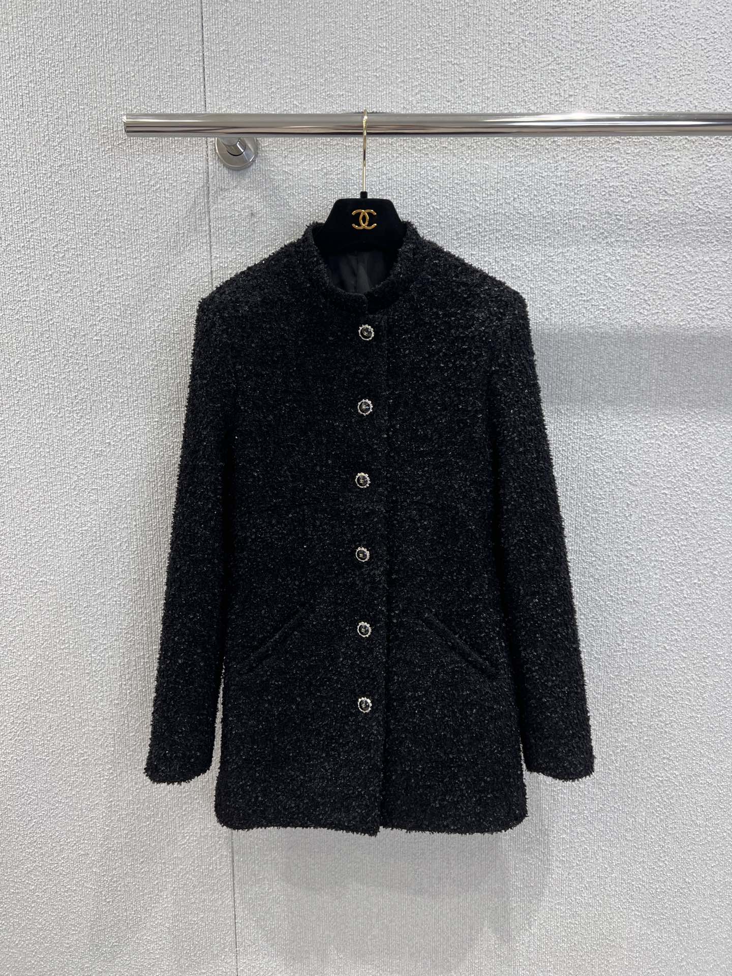 NO:605978,Supports exchange. Chane* 25K high-end handicraft workshop. Stand-up collar woven single-breasted mid-length jacket | Exclusively developed by yb!  High quality production!  The iconic tweed is used as the bone, and the fine silver thread is blended to create a dark night starry texture. The stand-up collar is cut to weaken the sharpness and make the neck line more slender. The single-breasted buttons are decorated with the brand's classic double C diamond buttons, and the cuffs echo the same series of diamond buttons. Every detail carries the handmade warmth of the haute couture workshop.  The mid-length version just hugs the waistline. Pair it with a skirt for a French-style laziness. Pair it with shorts for a neat and casual look. It is suitable for commuting, dating and other occasions. Ready-made S/M/L real shot details, chanel, skirts, shorts, jackets  & coats,alexander wang19860909支持换款 Chane* 25K高级手工坊 立领编织单排扣中长款外套丨独家yb开发！高版出品！标志性粗花呢为骨,混纺细密银线织就暗夜星芒纹理,立领剪裁弱化凌厉感,衬得脖颈线条更纤长；单排扣缀以品牌经典双C镶钻扣,袖口同系列钻扣呼应,每一处细节都带着高定工坊的手工温度.中长版型恰好收住腰线,搭配半裙是法式慵懒,配短裤又添利落率性,适配通勤、约会等多场合.现货发售S/M/L实拍细节图,,chanel,skirts,shorts,jackets & coats,alexander wang,Women's clothing