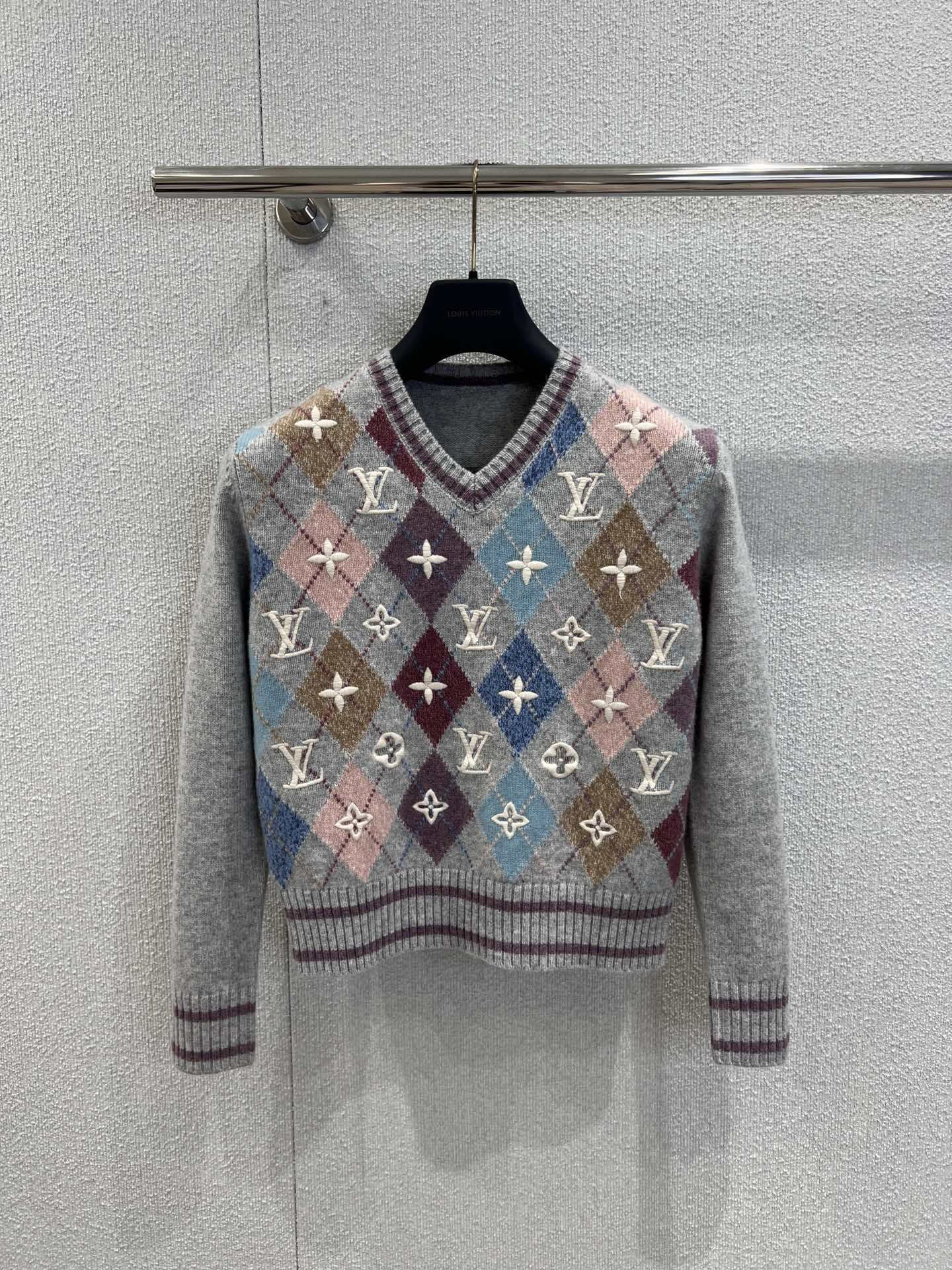 NO:605970,Support exchange Louis Vuitto* 25Fw new autumn and winter ski series V-neck rhombus knitted cashmere sweater | Exclusively developed by yb!  High quality production!  The V-neck cut is relaxed and elegant. The soft and waxy cashmere blended fabric wraps up the coolness of late autumn and feels light and warm against the skin. The rhombus pattern base color lays out a light gray mist texture, and is layered with pink, blue, and brown macaron color blocks, like a snow queen.  The skyline of Chuji; the three-dimensional relief embroidered logo, four-leaf flowers and Monogram elements are scattered throughout, which is the finishing touch of low-key luxury. Ready-made S/M/L real shot details, Louis  vuitton,alexander wang19860909支持换款 Louis Vuitto* 25Fw秋冬新款 滑雪系列V领菱格针织羊绒衫丨独家yb开发！高版出品！V领剪裁自带松弛优雅,软糯羊绒混纺面料裹住深秋凉意,贴肤是轻若无物的暖.菱格纹底色铺陈浅灰雾感肌理,叠搭粉、蓝、棕调马卡龙色块,像雪后初霁的天际线；立体浮雕的刺绣标识、四叶花与Monogram元素错落其间,是低调奢感的点睛之笔.现货发售S/M/L实拍细节图,,louis vuitton,alexander wang,Women's clothing