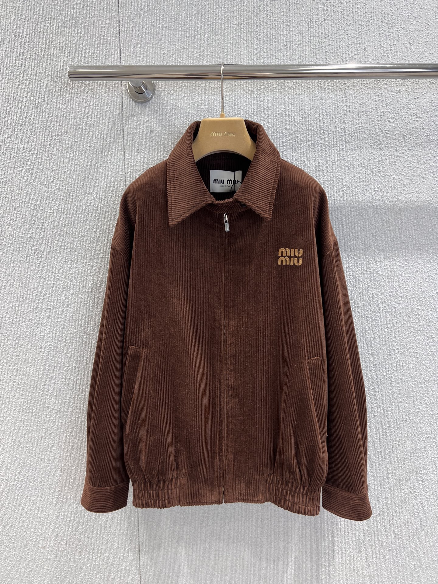 NO:605974,Support exchange MiuMi* 25Fw new autumn and winter retro caramel brown corduroy zipper jacket | Exclusively developed by yb!  High quality production!  The soft and waxy wide-strip corduroy has a suede luster and feels gentle and warm against the skin in autumn. The silhouette is tailored to create a casual and relaxed atmosphere. The pleated details on the collar and cuffs add a bit of girlish playfulness. The three-dimensional logo on the left chest is  A low-key and exquisite footnote, the zipper placket is suitable for various inner layerings. Recommend this season's caramel brown jacket, which combines laziness and elegance into daily life. Ready-made S/M/L real shot details,, miumiu, jackets  & coats,jackets & coats,alexander wang19860909支持换款 MiuMi* 25Fw秋冬新款 复古焦糖棕灯芯绒拉链夹克外套丨独家yb开发！高版出品！软糯的宽条灯芯绒自带绒面光泽,贴肤是秋日里的温柔暖意,廓形剪裁裹出随性松弛的氛围,领口、袖口的细节收褶又添了几分少女感的俏皮.左胸的立体logo标识是低调的精致注脚,拉链开襟适配各种内搭叠穿.推荐本季这件焦糖棕夹克,把慵懒与贵气揉成了日常.现货发售S/M/L实拍细节图,,miumiu,jackets & coats,jackets & coats,alexander wang,Women's clothing