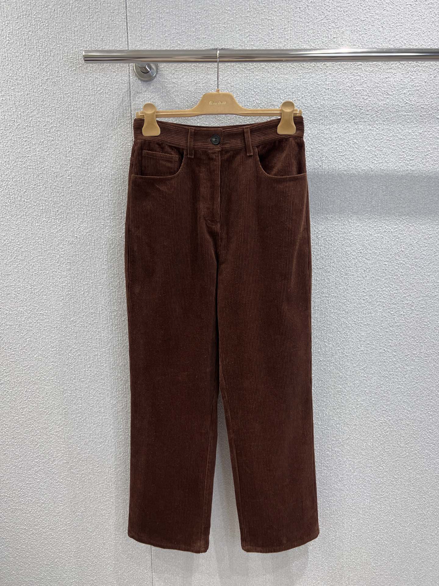 NO:606529,Support exchange MiuMi* 25Fw new autumn and winter retro caramel brown corduroy straight trousers丨Exclusively developed by yb!  High quality production!  The soft and waxy corduroy has its own warm filter. The vertical texture hangs smoothly without being bloated. The caramel brown tone brings a sense of relaxation in autumn and winter. The high-waisted straight leg + slightly wide trouser legs can hide the flesh and slim the legs. It can easily cover the wide hips and thick legs. The logo embroidery on the back waist pocket is the finishing touch, low-key and flamboyant; the metal buttons + diagonal pockets are practical and exquisite!  Ready sale S/M/L real shot details,,miumiu,alexander wang19860909支持换款 MiuMi* 25Fw秋冬新款 复古焦糖棕灯芯绒直筒长裤丨独家yb开发！高版出品！软糯灯芯绒自带温暖滤镜,竖向纹理顺垂不臃肿,焦糖棕调自带秋冬松弛感,高腰直筒+微阔裤脚,藏肉还能拉腿型,胯宽腿粗都能轻松遮,后腰口袋的logo刺绣是点睛之笔,低调又显牌面；金属纽扣+斜插口袋,实用又精致！现货发售S/M/L实拍细节图,,miumiu,alexander wang,Women's clothing