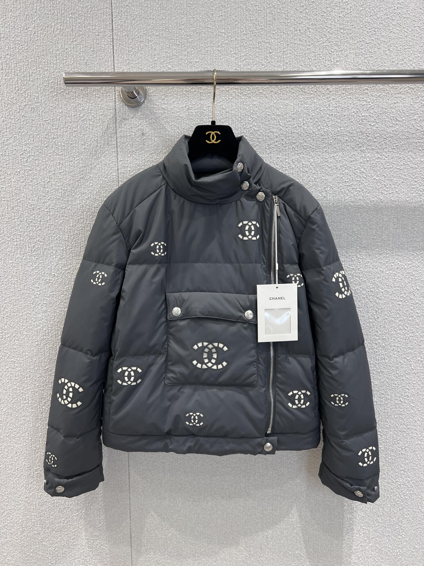 NO:605975,Comes with dust bag Chane* 25FW new autumn and winter stand collar zipper short down jacket丨Exclusive high-end version!  The fabric is custom woven and dyed, the hardware is molded and customized, and the white duck down national standard is 90% filled. The most time-consuming process is to create the hollow pattern on the fabric. The thickness and hardness of the hollow pattern material is almost close to that of the YB whole piece. There are three models of patterns. Each piece is positioned according to the position of the YB pattern, and the patterns are aligned with the laser cut one by one. The production process is quite complex and difficult. Actual detailed pictures of S/M/L ready for sale, chanel, down jacket, alexander  wang19860909配防尘袋 Chane* 25FW秋冬新款 立领拉链短款羽绒服丨独家高版出品！面料定织定染,五金开模定制,白鸭绒国标90充绒,这款最耗时的工艺是面料上的镂空图案制作,镂空图案材料厚度和硬度几乎接近YB全件共三个型号花型,每一块裁片根据YB花型位置对点定位,一个一个花型对位激光切,制作工序相当繁复,难度较高 现货发售S/M/L实拍细节图,,chanel,down jacket,alexander wang,Women's clothing