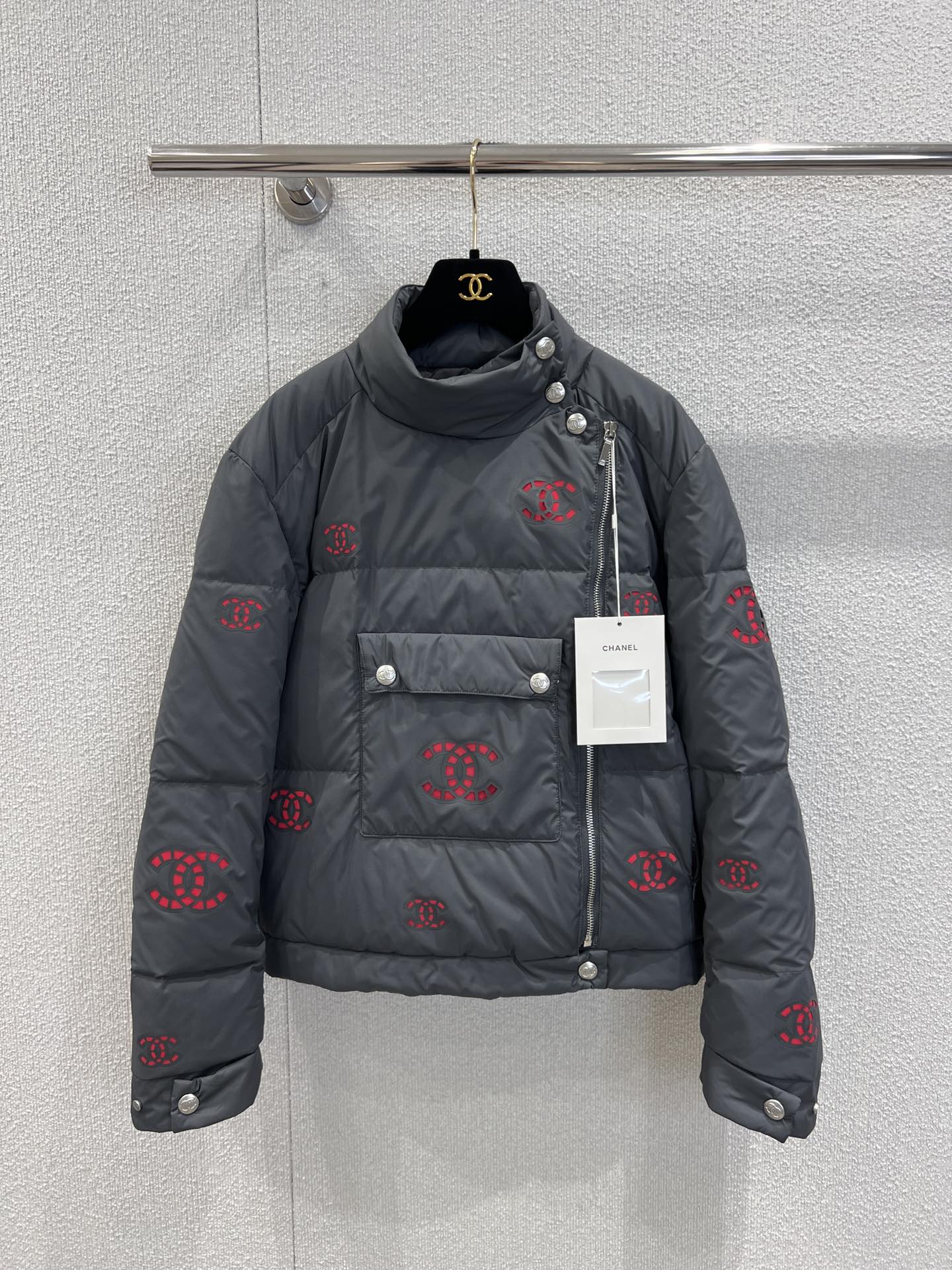 NO:605971,Comes with dust bag Chane* 25FW new autumn and winter stand collar zipper short down jacket丨Exclusive high-end version!  The fabric is custom woven and dyed, the hardware is molded and customized, and the white duck down national standard is 90% filled. The most time-consuming process is to create the hollow pattern on the fabric. The thickness and hardness of the hollow pattern material is almost close to that of the YB whole piece. There are three models of patterns. Each piece is positioned according to the position of the YB pattern, and the patterns are aligned with the laser cut one by one. The production process is quite complex and difficult. Actual detailed pictures of S/M/L ready for sale, chanel, down jacket, alexander  wang19860909配防尘袋 Chane* 25FW秋冬新款 立领拉链短款羽绒服丨独家高版出品！面料定织定染,五金开模定制,白鸭绒国标90充绒,这款最耗时的工艺是面料上的镂空图案制作,镂空图案材料厚度和硬度几乎接近YB全件共三个型号花型,每一块裁片根据YB花型位置对点定位,一个一个花型对位激光切,制作工序相当繁复,难度较高 现货发售S/M/L实拍细节图,,chanel,down jacket,alexander wang,Women's clothing