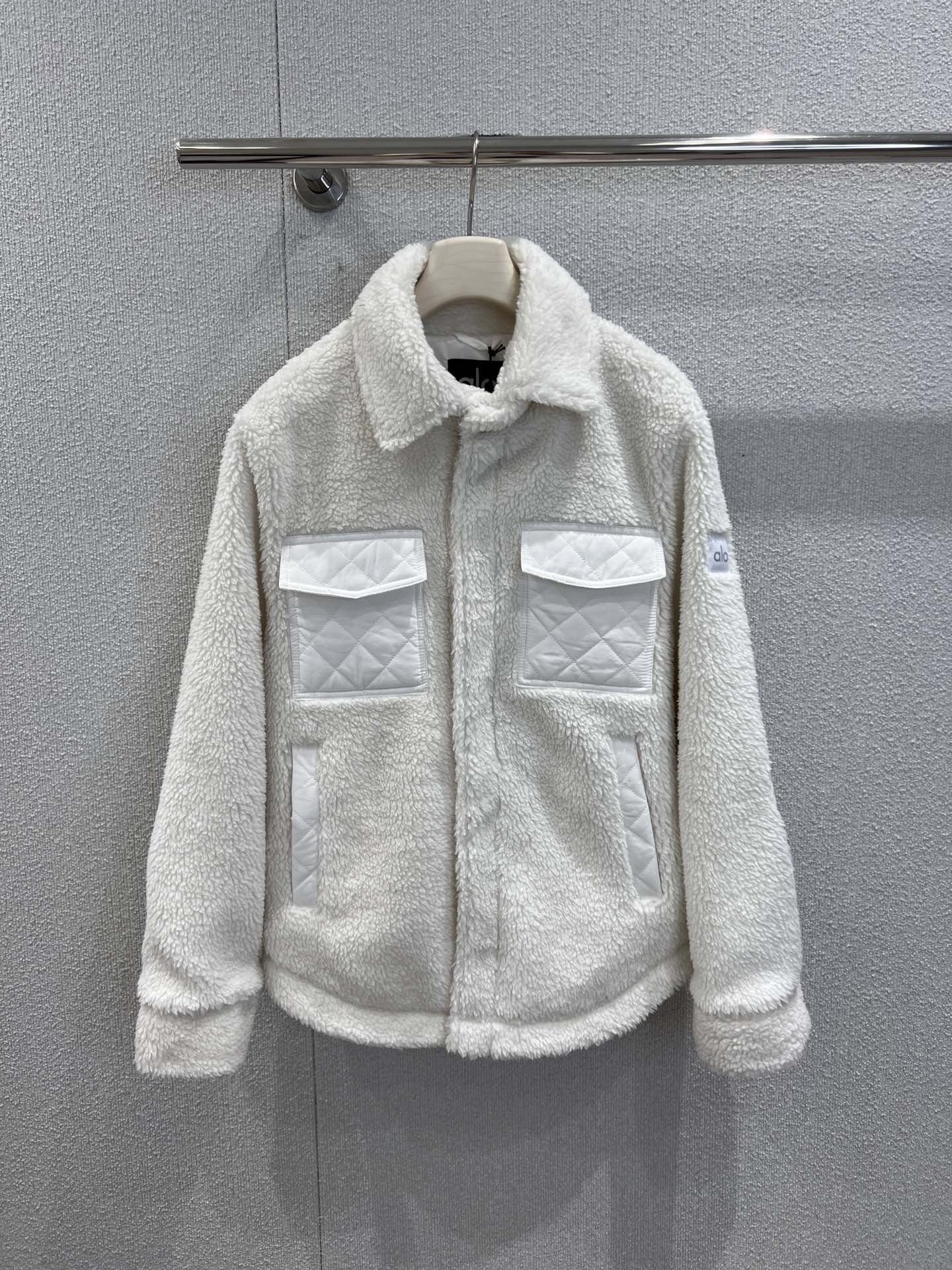 NO:605959,Support exchange Alo 25Fw new autumn and winter velvet warm lamb wool shirt jacket丨Exclusively developed by yb!  High quality production!  The fluffy lamb wool has a cloudy feel, and feels light and warm against the skin; the pockets/cuffs of rhombus fabric add a bit of neatness to the softness. The shirt-style lapel + loose silhouette is like wrapping your boyfriend's comfortable shirt in a plush filter, casual and hiding the flesh. The feeling of relaxation wrapped in soft fufu!  Ready sale S/M/L real shot details, jackets & coats, shirts, alexander wang19860909支持换款 Alo 25Fw秋冬新款 加绒保暖羊羔毛衬衫式外套丨独家yb开发！高版出品！蓬松羊羔毛自带云朵触感,贴肤是轻若无物的暖；拼接菱格纹面料的口袋/袖口,让软萌里多了几分利落质感.衬衫式翻领+宽松廓形,像把男友的舒适衬衫裹上毛绒滤镜,随性又藏肉.被软fufu包裹的松弛感！现货发售S/M/L实拍细节图,,jackets & coats,shirts,alexander wang,Women's clothing