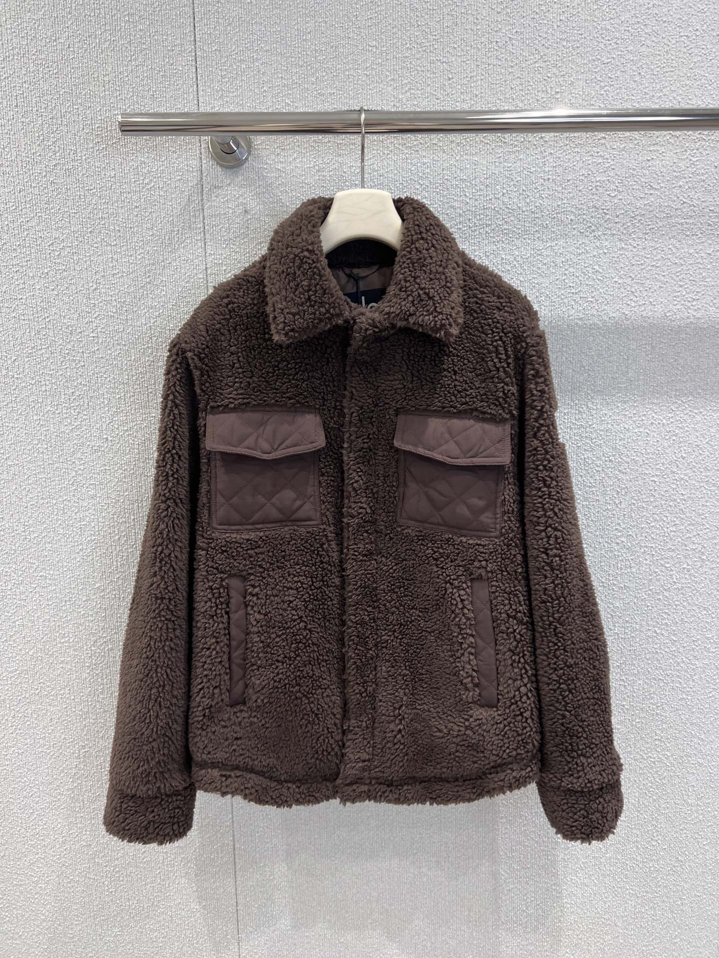 NO:605963,Support exchange Alo 25Fw new autumn and winter velvet warm lamb wool shirt jacket丨Exclusively developed by yb!  High quality production!  The fluffy lamb wool has a cloudy feel, and feels light and warm against the skin; the pockets/cuffs of rhombus fabric add a bit of neatness to the softness. The shirt-style lapel + loose silhouette is like wrapping your boyfriend's comfortable shirt in a plush filter, casual and hiding the flesh. The feeling of relaxation wrapped in soft fufu!  Ready sale S/M/L real shot details, jackets & coats, shirts, alexander wang19860909支持换款 Alo 25Fw秋冬新款 加绒保暖羊羔毛衬衫式外套丨独家yb开发！高版出品！蓬松羊羔毛自带云朵触感,贴肤是轻若无物的暖；拼接菱格纹面料的口袋/袖口,让软萌里多了几分利落质感.衬衫式翻领+宽松廓形,像把男友的舒适衬衫裹上毛绒滤镜,随性又藏肉.被软fufu包裹的松弛感！现货发售S/M/L实拍细节图,,jackets & coats,shirts,alexander wang,Women's clothing