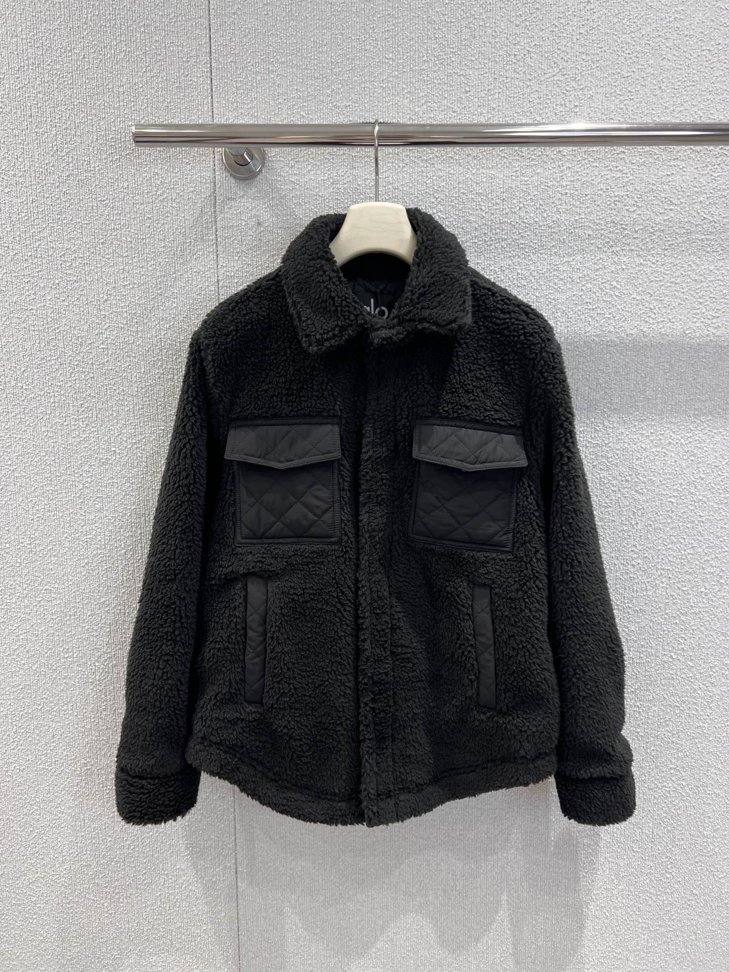 NO:605967,Support exchange Alo 25Fw new autumn and winter velvet warm lamb wool shirt jacket丨Exclusively developed by yb!  High quality production!  The fluffy lamb wool has a cloudy feel, and feels light and warm against the skin; the pockets/cuffs of rhombus fabric add a bit of neatness to the softness. The shirt-style lapel + loose silhouette is like wrapping your boyfriend's comfortable shirt in a plush filter, casual and hiding the flesh. The feeling of relaxation wrapped in soft fufu!  Ready sale S/M/L real shot details, jackets & coats, shirts, alexander wang19860909支持换款 Alo 25Fw秋冬新款 加绒保暖羊羔毛衬衫式外套丨独家yb开发！高版出品！蓬松羊羔毛自带云朵触感,贴肤是轻若无物的暖；拼接菱格纹面料的口袋/袖口,让软萌里多了几分利落质感.衬衫式翻领+宽松廓形,像把男友的舒适衬衫裹上毛绒滤镜,随性又藏肉.被软fufu包裹的松弛感！现货发售S/M/L实拍细节图,,jackets & coats,shirts,alexander wang,Women's clothing