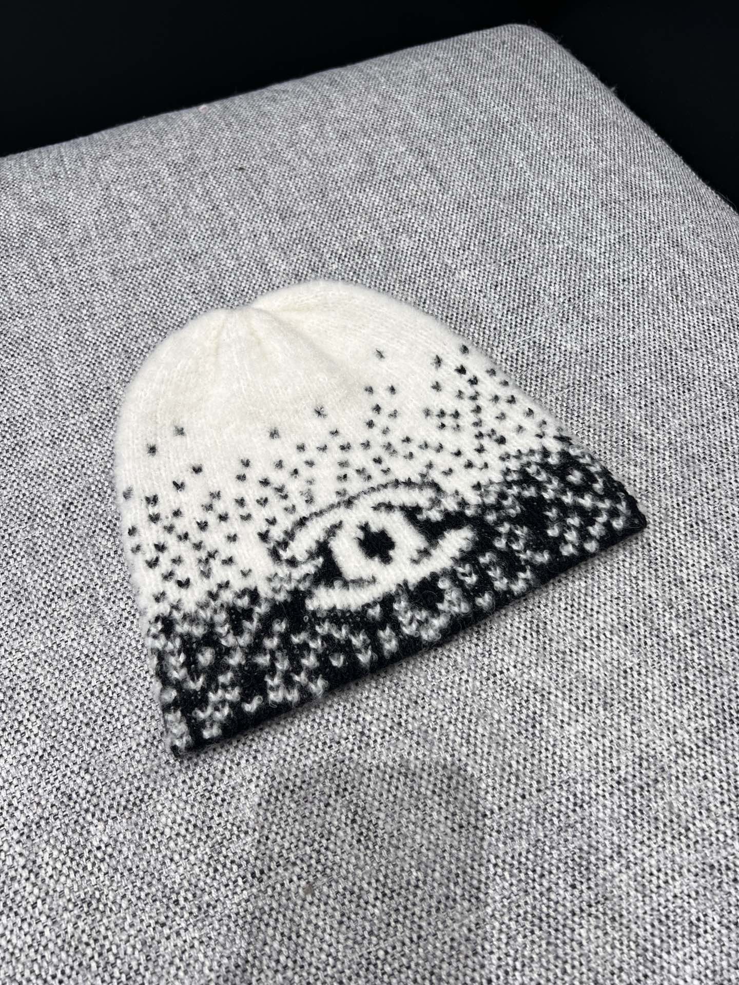 NO:605537,The cold hat supports exchange Chan*l 25N ski series black and white letters snowflake dot gradient scarf shawl cold hat丨exclusively developed by yb!  High quality production!  The soft waxy cashmere blend has a cloud touch, and feels light and weightless against the skin; the gradient texture of snowflakes is like the first clear snow after snow, and the black and white contrasting colors hide high-end relaxation. The letters + double C jacquard of the scarf and shawl, and the same series of patterns on the cold hat are exquisite footnotes that are low-key but can be recognized at a glance. The scarf can be wrapped around the shoulders as a shawl or wrapped around the neck as a scarf. Once worn, the cold hat can make you feel relaxed even without makeup. Available now  One size fits all (F) real shot details,,chanel,shawls,hats,alexander wang19860909冷帽支持换款 Chan*l 25N滑雪系列 黑白字母雪花点渐变围巾披肩冷帽丨独家yb开发！高版出品！软糯羊绒混纺自带云朵触感,贴肤是轻若无物的暖；雪花点渐变肌理像雪后初晴的落雪,黑白撞色里藏着高级松弛.围巾披肩的字母+双C提花,冷帽的同系列纹样,是低调却一眼识货的精致注脚.围巾可裹肩当披肩,也能绕颈当围巾,冷帽一戴,连素颜都能靠松弛感赢很大.现货发售 均码（F）实拍细节图,,chanel,shawls,hats,alexander wang,Women's clothing