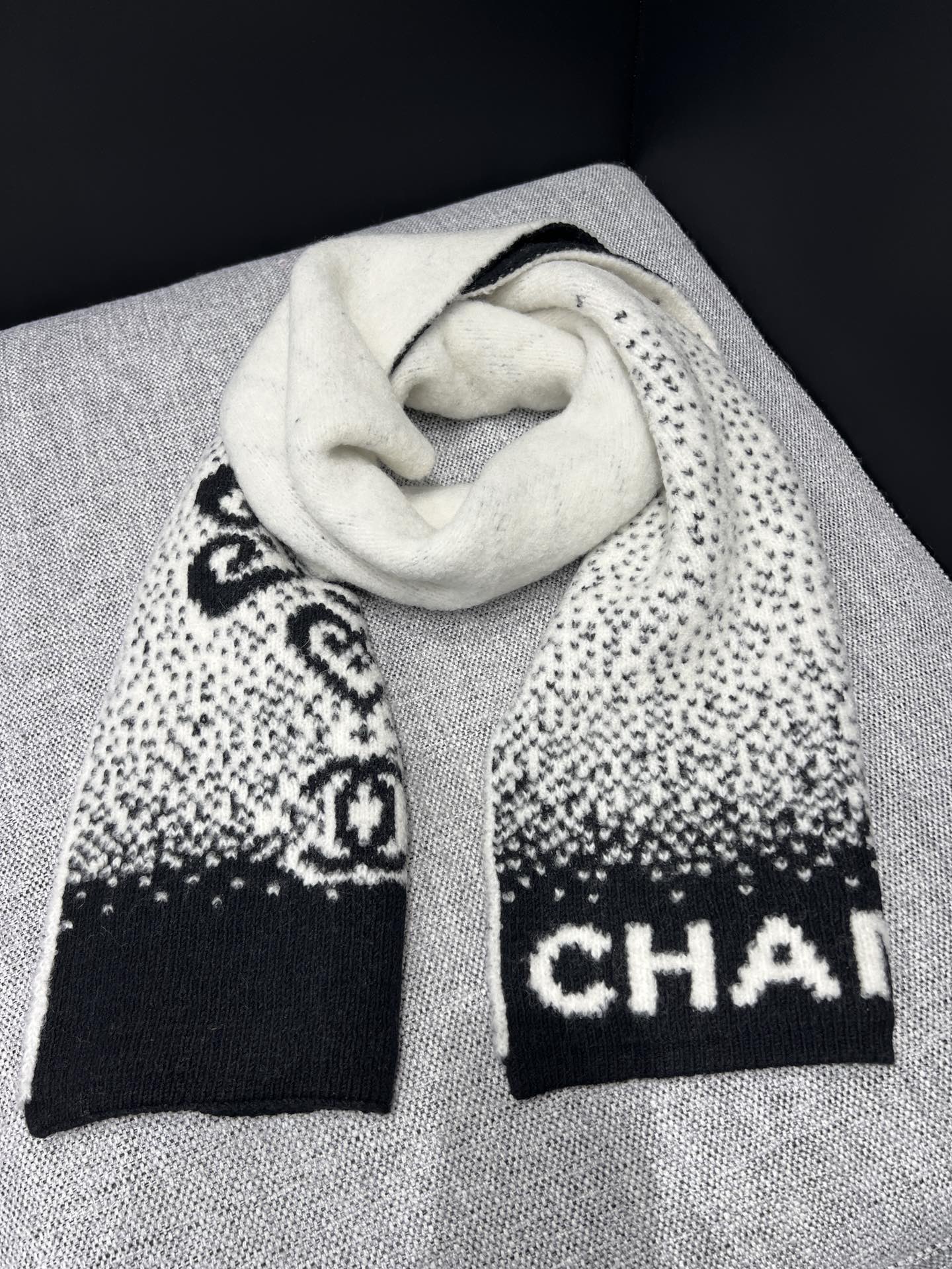 NO:605540,The scarf supports exchange. Chan*l 25N ski series black and white letters snowflake dot gradient scarf shawl cold hat丨exclusively developed by yb!  High quality production!  The soft waxy cashmere blend has a cloud touch, and feels light and weightless against the skin; the gradient texture of snowflakes is like the first clear snow after snow, and the black and white contrasting colors hide high-end relaxation. The letters + double C jacquard of the scarf and shawl, and the same series of patterns on the cold hat are exquisite footnotes that are low-key but can be recognized at a glance. The scarf can be wrapped around the shoulders as a shawl or wrapped around the neck as a scarf. Once worn, the cold hat can make you feel relaxed even without makeup. Available now  One size fits all (F) real shot details,,chanel,shawls,hats,alexander wang19860909围巾支持换款 Chan*l 25N滑雪系列 黑白字母雪花点渐变围巾披肩冷帽丨独家yb开发！高版出品！软糯羊绒混纺自带云朵触感,贴肤是轻若无物的暖；雪花点渐变肌理像雪后初晴的落雪,黑白撞色里藏着高级松弛.围巾披肩的字母+双C提花,冷帽的同系列纹样,是低调却一眼识货的精致注脚.围巾可裹肩当披肩,也能绕颈当围巾,冷帽一戴,连素颜都能靠松弛感赢很大.现货发售 均码（F）实拍细节图,,chanel,shawls,hats,alexander wang,Women's clothing