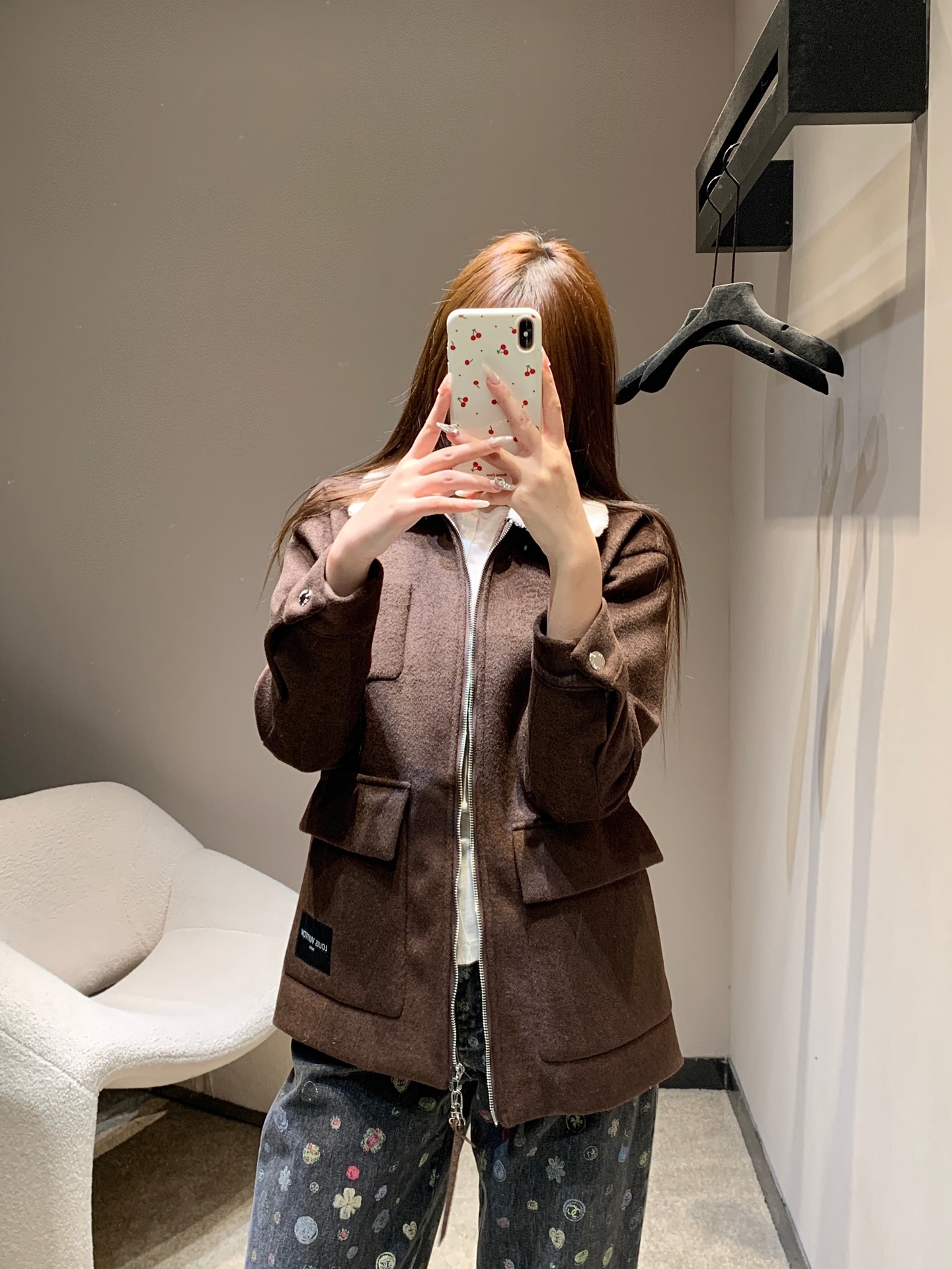 NO:606594,Louis Vui*ton 25FW new autumn and winter lapel wool velvet splicing jacket丨Exclusive high-end version!  High-quality wool fabrics are selected, with a delicate and soft velvet feel, and a 'warm' autumn and winter filter; the loose oversize version covers the flesh and makes you look slimmer without flattering your figure; the classic lapel + metal zipper is neat and casual with a sense of relaxation; the three-dimensional large pockets + chest logo plate are low-key and full of brand recognition, and the details are ecstatic!  Available now S/M/L,,louis vuitton,versace,jackets & coats,alexander wang19860909Louis Vui*ton 25FW秋冬新款 翻领羊毛绒拼接外套丨独家高版出品！甄选高质感羊毛面料,绒感细腻软糯,自带“暖乎乎”的秋冬滤镜；宽松oversize版型,遮肉显瘦不挑身材；经典翻领+金属拉链,利落又带点随性松弛感；立体大口袋+胸前标识牌,低调里藏满品牌辨识度,细节控狂喜！现货发售S/M/L,,louis vuitton,versace,jackets & coats,alexander wang,Women's clothing