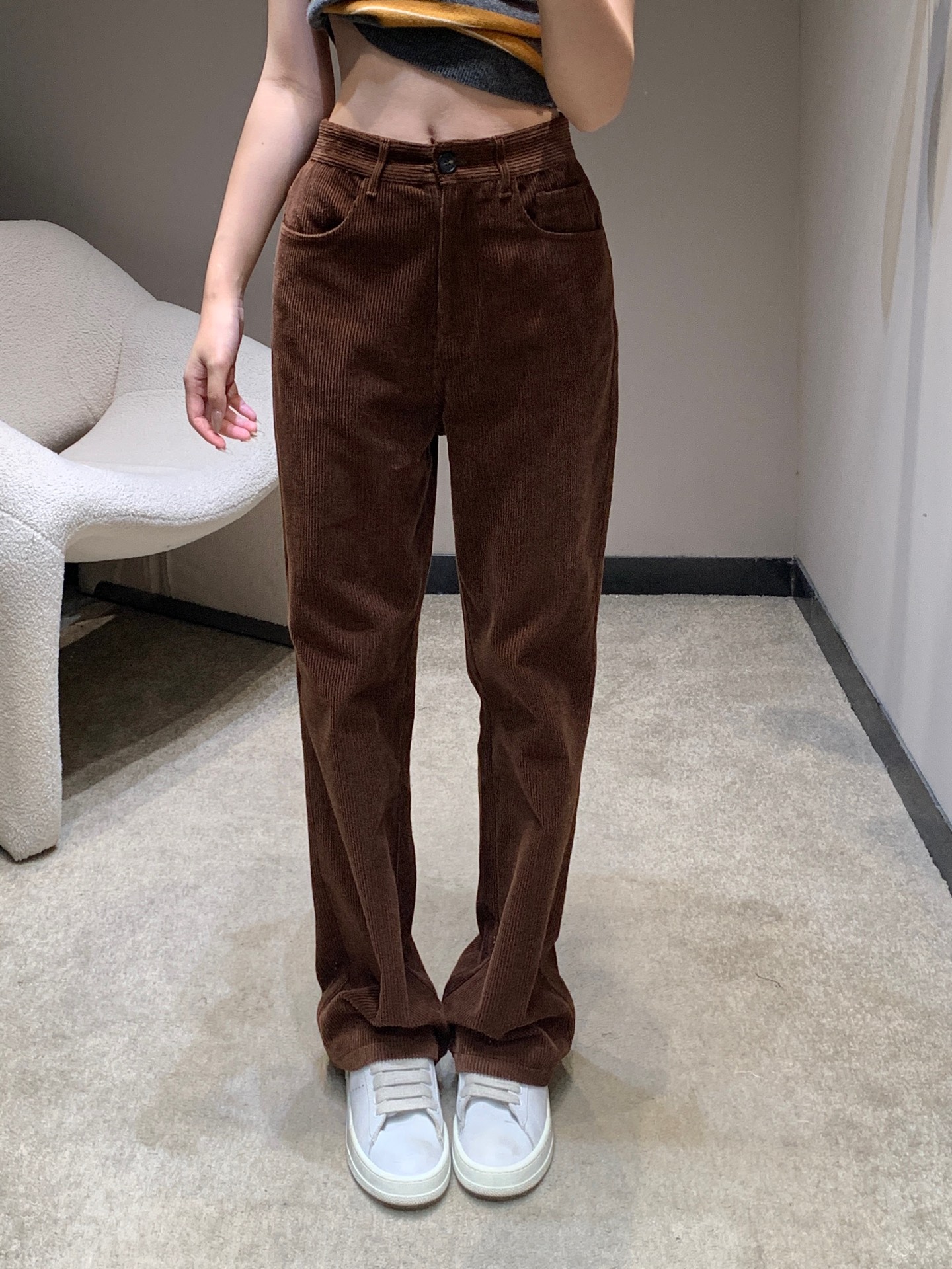 NO:606535,MiuMi* 25Fw new autumn and winter style retro caramel brown corduroy straight trousers丨Exclusively developed by yb!  High quality production!  The soft and waxy corduroy has its own warm filter. The vertical texture hangs smoothly without being bloated. The caramel brown tone brings a sense of relaxation in autumn and winter. The high-waisted straight leg + slightly wide trouser legs can hide the flesh and slim the legs. It can easily cover the wide hips and thick legs. The logo embroidery on the back waist pocket is the finishing touch, low-key and flamboyant; the metal buttons + diagonal pockets are practical and exquisite!  Available in stock S/M/L,,miumiu,alexander wang19860909MiuMi* 25Fw秋冬新款 复古焦糖棕灯芯绒直筒长裤丨独家yb开发！高版出品！软糯灯芯绒自带温暖滤镜,竖向纹理顺垂不臃肿,焦糖棕调自带秋冬松弛感,高腰直筒+微阔裤脚,藏肉还能拉腿型,胯宽腿粗都能轻松遮,后腰口袋的logo刺绣是点睛之笔,低调又显牌面；金属纽扣+斜插口袋,实用又精致！现货发售S/M/L,,miumiu,alexander wang,Women's clothing