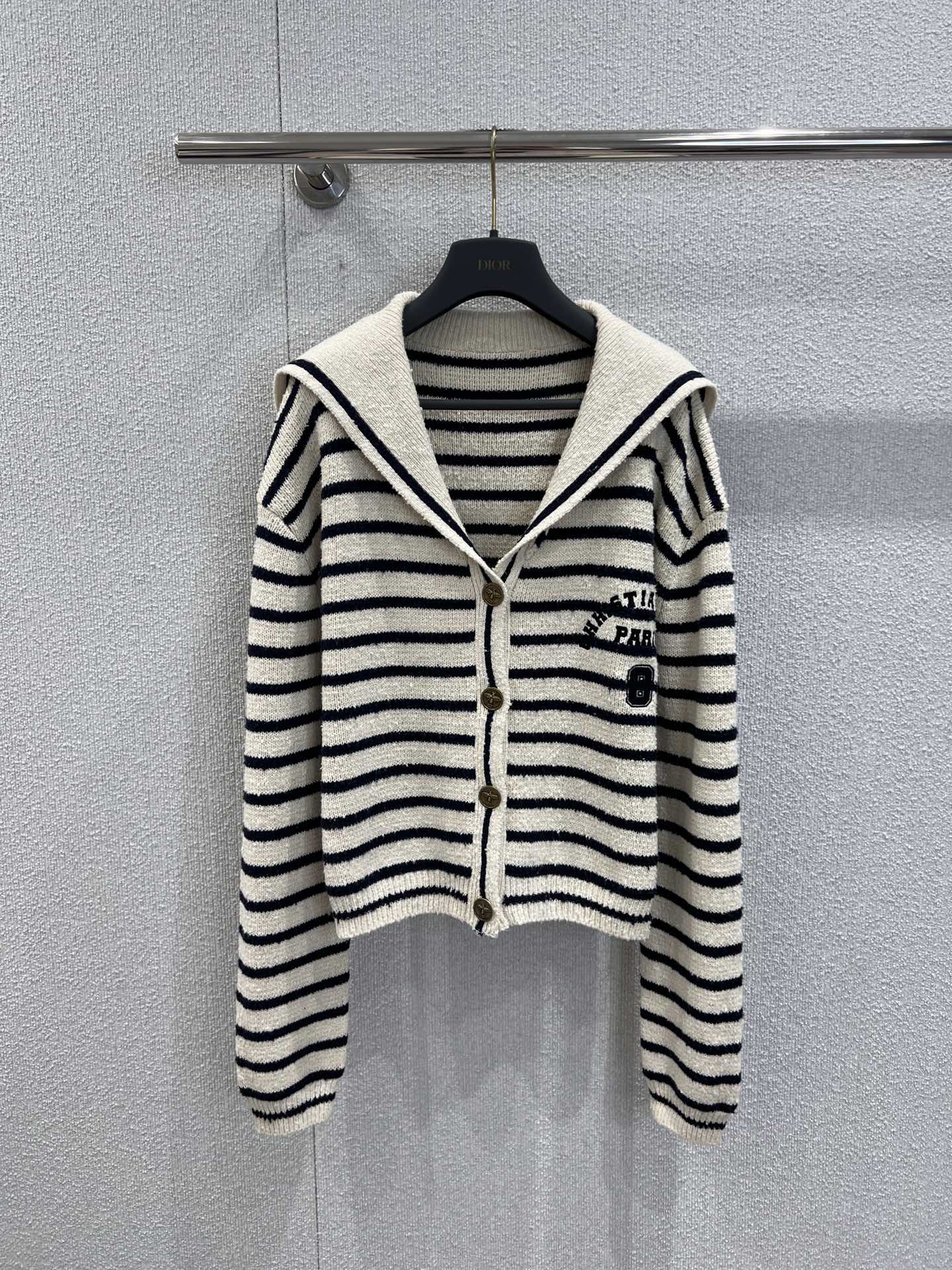NO:605984,Support exchange Dio* 26Ss early spring new style contrast stripe letter embroidered navy collar knitted jacket丨Exclusively developed by yb!  High quality production!  The creamy white  Shape + short cut, it can be worn with high-waisted jeans to show off the waist, or with black wide-leg pants for a lazy commuting style, suitable for all body types. Ready-made S/M/L real shot details, dior, jeans, jackets  & coats,alexander wang19860909支持换款 Dio* 26Ss早春新款 撞色条纹字母刺绣海军领针织外套丨独家yb开发！高版出品！奶白x藏青撞色条纹自带法式松弛感,大翻领版型既减龄又修饰肩颈线条,胸前字母刺绣+标志性CD金属纽扣,低调中透出高定质感,小方块装饰更是细节控的惊喜.微廓形+短款剪裁,既能搭高腰牛仔裤露腰显比例,也能配黑色阔腿裤走慵懒通勤风,适配各种身材.现货发售S/M/L实拍细节图,,dior,jeans,jackets & coats,alexander wang,Women's clothing