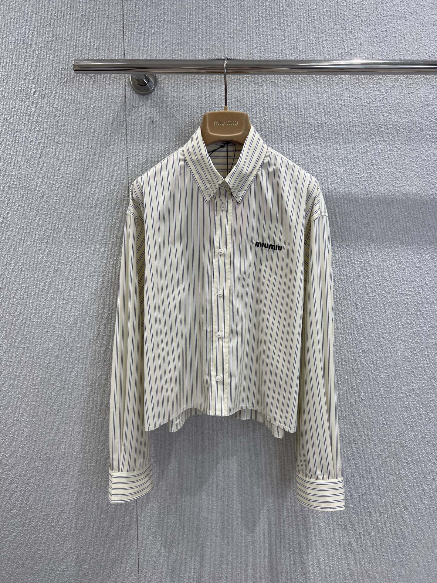 NO:606579,Supports exchange Miumi* 25Fw new autumn and winter striped logo short long-sleeved shirt丨Exclusively developed by yb!  High quality production!  The pure cotton fabric is crisp and breathable. The off-white base + pinstripes bring a refreshing academic feel. The logo on the chest is a low-key nobility mark; the short and loose cut just exposes the waistline. When worn with high-waisted bottoms, it instantly becomes a '30-70' ratio, which is lazy and not procrastinating. The fault tolerance rate of the basic model and the texture of the luxury brand are not inconsistent with daily wear. Real-shot details of S/M/L ready for sale, miumiu, shirts, alexander wang19860909支持换款 Miumi* 25Fw秋冬新款 条纹徽标短款长袖衬衫丨独家yb开发！高版出品！纯棉面料挺括又透气,米白底+细条纹自带清爽学院感,胸前徽标是低调的贵气标识；短款宽松剪裁刚好露出腰线,搭高腰下装秒变“三七分”比例,慵懒又不拖沓.基础款的容错率,奢侈牌的质感,日常穿也完全不违和.现货发售S/M/L实拍细节图,,miumiu,shirts,alexander wang,Women's clothing