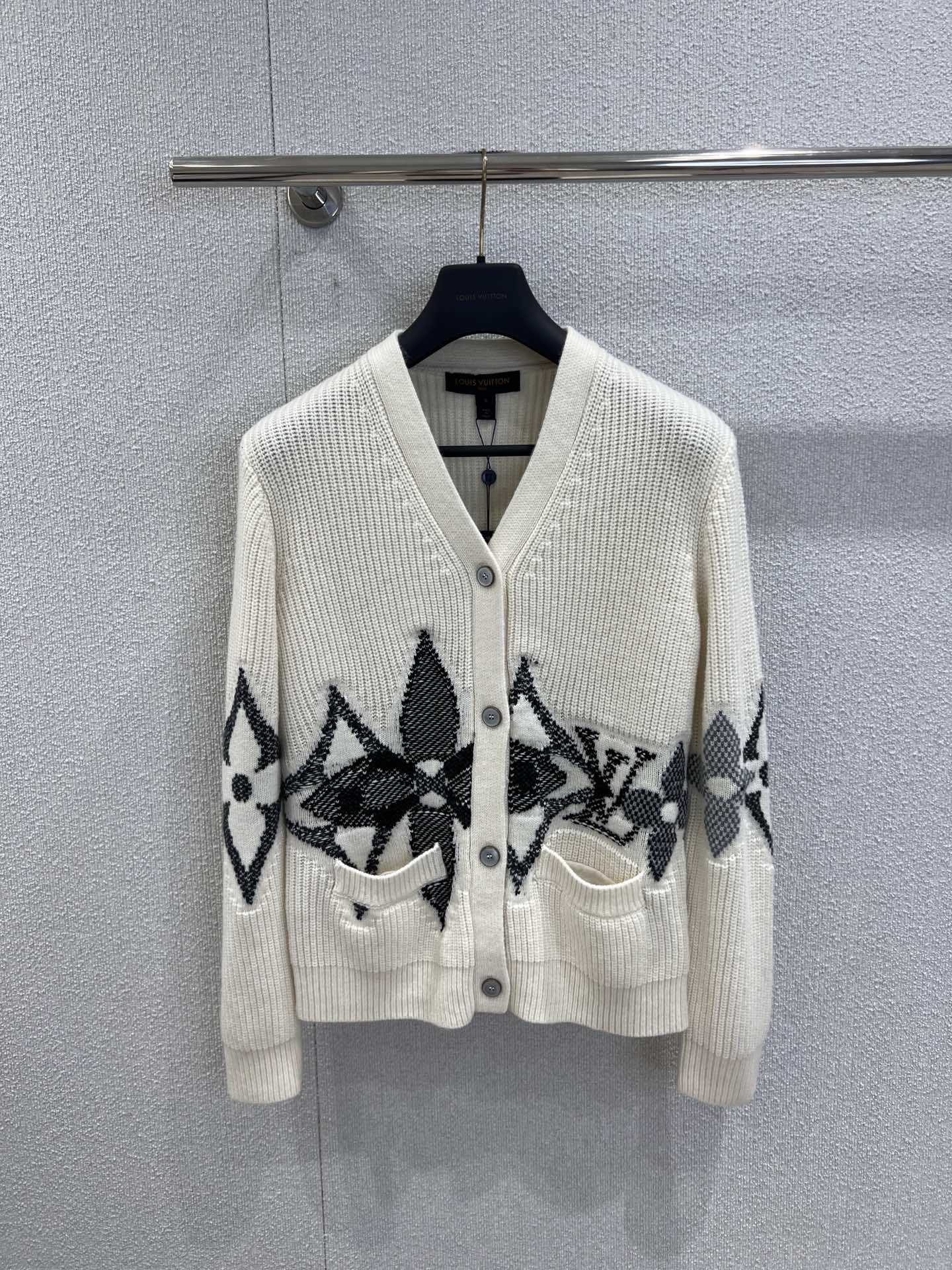 NO:607619,Support exchange Louis Vuitt*n 25FW SKI ski series intarsia rib wool knitted cardigan丨exclusively developed by yb!  High quality production!  Made of sheep wool and cashmere blend to create a ribbed texture base, the soft touch wraps around the body. The body/sleeves are knitted with contrasting colors to present an interwoven pattern. The gradient of gray, white and black is like falling snow on a snowy mountain. It has a winter atmosphere filter; loose fit  Suitable for layering, ribbed cuffs/hem tighten the lines, shell button closure adds exquisite details; it combines the warmth of après skiing with the lazy texture of urban style. Ready stock S/M/L real shot details, Louis  vuitton,alexander wang19860909支持换款 Louis Vuitt*n 25FW SKI滑雪系列 嵌花罗纹羊毛针织开衫丨独家yb开发！高版出品！以绵羊毛山羊绒混纺打造罗纹肌理基底,松软触感裹覆身型,衣身/袖身以撞色针织工艺呈现交织图案,灰白黑三色渐变如雪山落雪,自带冬日氛围滤镜；宽松版型适配叠穿,罗纹袖口/下摆收束线条,贝壳纹纽扣开合添细节精致度；兼顾滑雪后休憩的暖意与都市造型的慵懒质感.现货发售S/M/L实拍细节图,,louis vuitton,alexander wang,Women's clothing