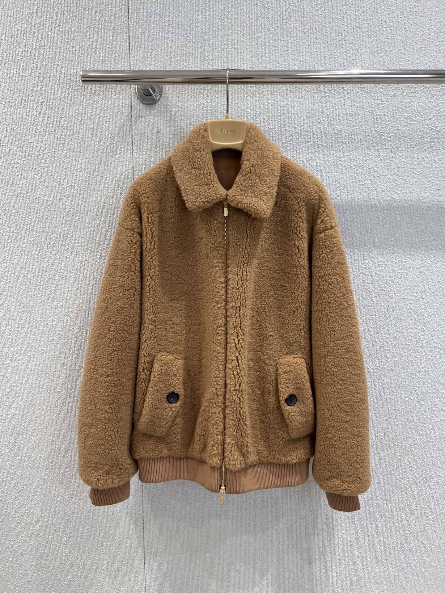 NO:606561,Support exchange Miumi* 25Fw new autumn and winter Teddy brown wool velvet zipper jacket丨Exclusively developed by yb!  High quality production!  The fluffy wool velvet is wrapped all over the body, and the warm brown tone has a gentle filter. It feels like a soft teddy, warm and healing; the lapel + zipper design is neat and not clunky, and it is not bulky for daily wear. The leather logo is the finishing touch.  Low-key yet recognizable; side button pockets + knitted edges add sophistication to it, making it look noble when worn casually. It has a sense of autumn and winter atmosphere and is now available for sale in real-life S/M/L details, miumiu, jackets  & coats,alexander wang19860909支持换款 Miumi* 25Fw秋冬新款 泰迪棕羊毛绒拉链外套丨独家yb开发！高版出品！蓬松羊毛绒裹满全身,暖棕色调自带温柔滤镜,摸起来像rua软泰迪,保暖又治愈；翻领+拉链设计利落不拖沓,日常穿也不臃肿.皮质徽标logo是点睛之笔,低调又有辨识度；侧边纽扣口袋+针织收边,精致度直接拉满,随手搭都显贵.秋冬氛围感直接拉满现货发售S/M/L实拍细节图,,miumiu,jackets & coats,alexander wang,Women's clothing