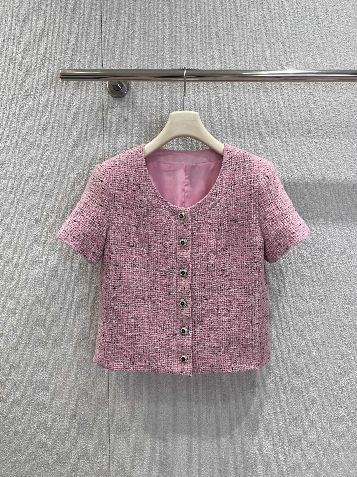 NO:607655,Short sleeves support exchange Cha*el 25K high-end handicraft workshop series matte pink tweed short-sleeved top + shorts set丨Exclusively developed by yb!  High quality production!  The matte pink tweed has a delicate texture, mixed with fine silver glitter, and has a noble feeling hidden in the gentleness; the short-sleeved top has a classic round neck + metal buckle design, and the neat cut just highlights the lines of the shoulders and neck. Wearing it alone is a lazy lady, and layering it can also be used as a sophisticated inner layer. The shorts of the same material are high-waisted.  , neatly modify the leg shape, matched with a top, it is a complete set of exquisite feeling, worn alone with a T-shirt can create a casual atmosphere. Ready-made S/M/L real shot details,, shorts, T-shirt, tees, t-shirt, alexander  wang19860909短袖支持换款 Cha*el 25K高级手工坊系列 雾粉粗花呢短袖上衣+短裤套装丨独家yb开发！高版出品！雾粉粗花呢自带细腻肌理,混着细碎银闪,温柔里藏着贵气质感；短袖上衣是经典圆领+金属扣设计,利落剪裁刚好衬出肩颈线条,单穿是慵懒大小姐,叠穿也能当精致内搭.同面料短裤是高腰版型,利落修饰腿型,搭配上衣是成套的精致感,单穿配T恤又能穿出随性氛围.现货发售S/M/L实拍细节图,,shorts,T-shirt,tees，t-shirt,alexander wang,Women's clothing