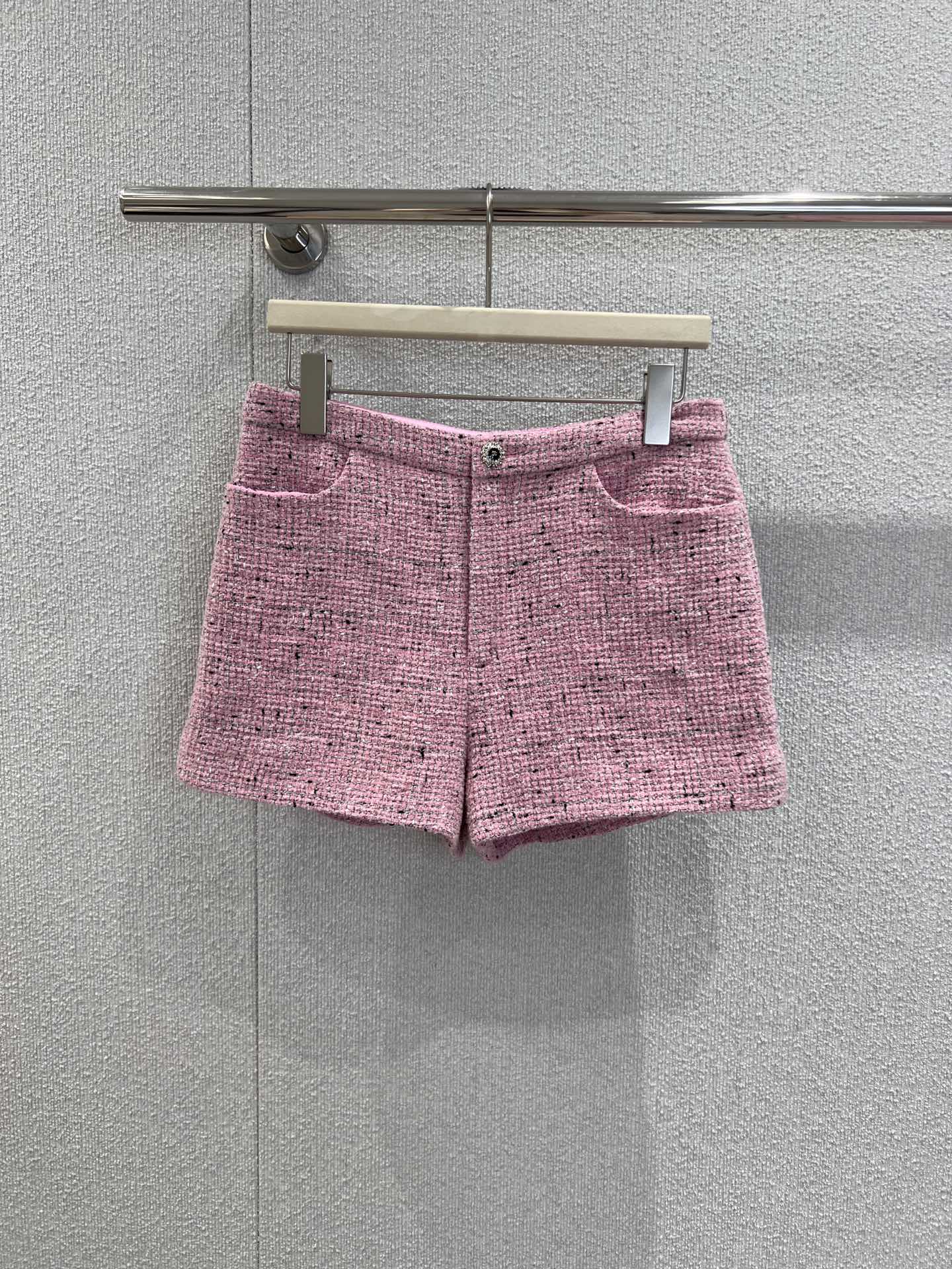 NO:607663,Shorts support exchange Cha*el 25K high-end handicraft workshop series matte pink tweed short-sleeved top + shorts set丨exclusively developed by yb!  High quality production!  The matte pink tweed has a delicate texture, mixed with fine silver glitter, and has a noble feeling hidden in the gentleness; the short-sleeved top has a classic round neck + metal buckle design, and the neat cut just highlights the lines of the shoulders and neck. Wearing it alone is a lazy lady, and layering it can also be used as a sophisticated inner layer. The shorts of the same material are high-waisted.  , neatly modify the leg shape, matched with a top, it is a complete set of exquisite feeling, worn alone with a T-shirt can create a casual atmosphere. Ready-made S/M/L real shot details,, shorts, T-shirt, tees, t-shirt, alexander  wang19860909短裤支持换款 Cha*el 25K高级手工坊系列 雾粉粗花呢短袖上衣+短裤套装丨独家yb开发！高版出品！雾粉粗花呢自带细腻肌理,混着细碎银闪,温柔里藏着贵气质感；短袖上衣是经典圆领+金属扣设计,利落剪裁刚好衬出肩颈线条,单穿是慵懒大小姐,叠穿也能当精致内搭.同面料短裤是高腰版型,利落修饰腿型,搭配上衣是成套的精致感,单穿配T恤又能穿出随性氛围.现货发售S/M/L实拍细节图,,shorts,T-shirt,tees，t-shirt,alexander wang,Women's clothing