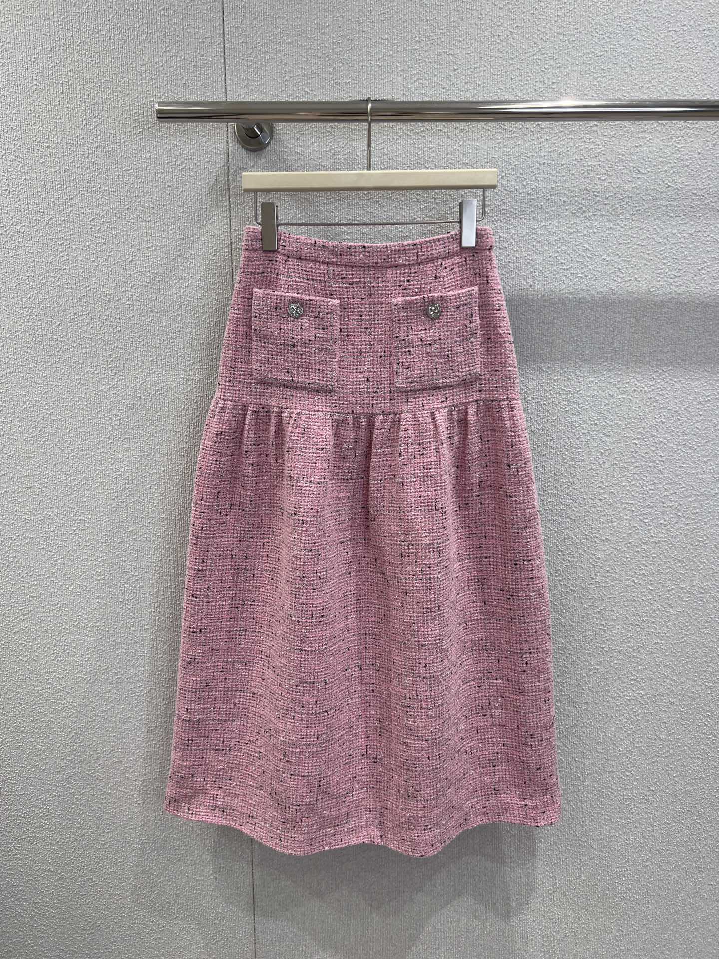 NO:608519,Supports exchange Cha*el 25K high-end handmade workshop series matte pink tweed skirt丨exclusively developed by yb!  High quality production!  The matte pink tweed has its own fine texture, mixed with dark tones of silver glitter, and is soft and wrapped in high-end texture; the high-waist + large skirt version can hide the wide hips and thick legs. When paired with the same series of short tops, it creates a complete ladylike atmosphere, and the metal buckle details on the body are low-key  Exquisite and careful, it is suitable for pairing with boots in autumn and winter, and with shoes in spring and summer. It is an atmospheric item in the wardrobe that can be worn in all seasons ~ Ready stock S/M/L real shot details, boots, skirts, alexander  wang19860909支持换款 Cha*el 25K高级手工坊系列 雾粉粗花呢半身裙丨独家yb开发！高版出品！雾粉粗花呢自带细碎肌理,混着暗调银闪,柔和里裹着高级质感；高腰+大裙摆的版型,既能藏住胯宽腿粗,搭配同系列短上衣是成套的大小姐氛围,身的金属扣细节是低调的精致小心机,秋冬搭靴子、春夏配单鞋都适配,是衣橱里“四季都能打”的氛围感单品~现货发售S/M/L实拍细节图,,boots,skirts,alexander wang,Women's clothing