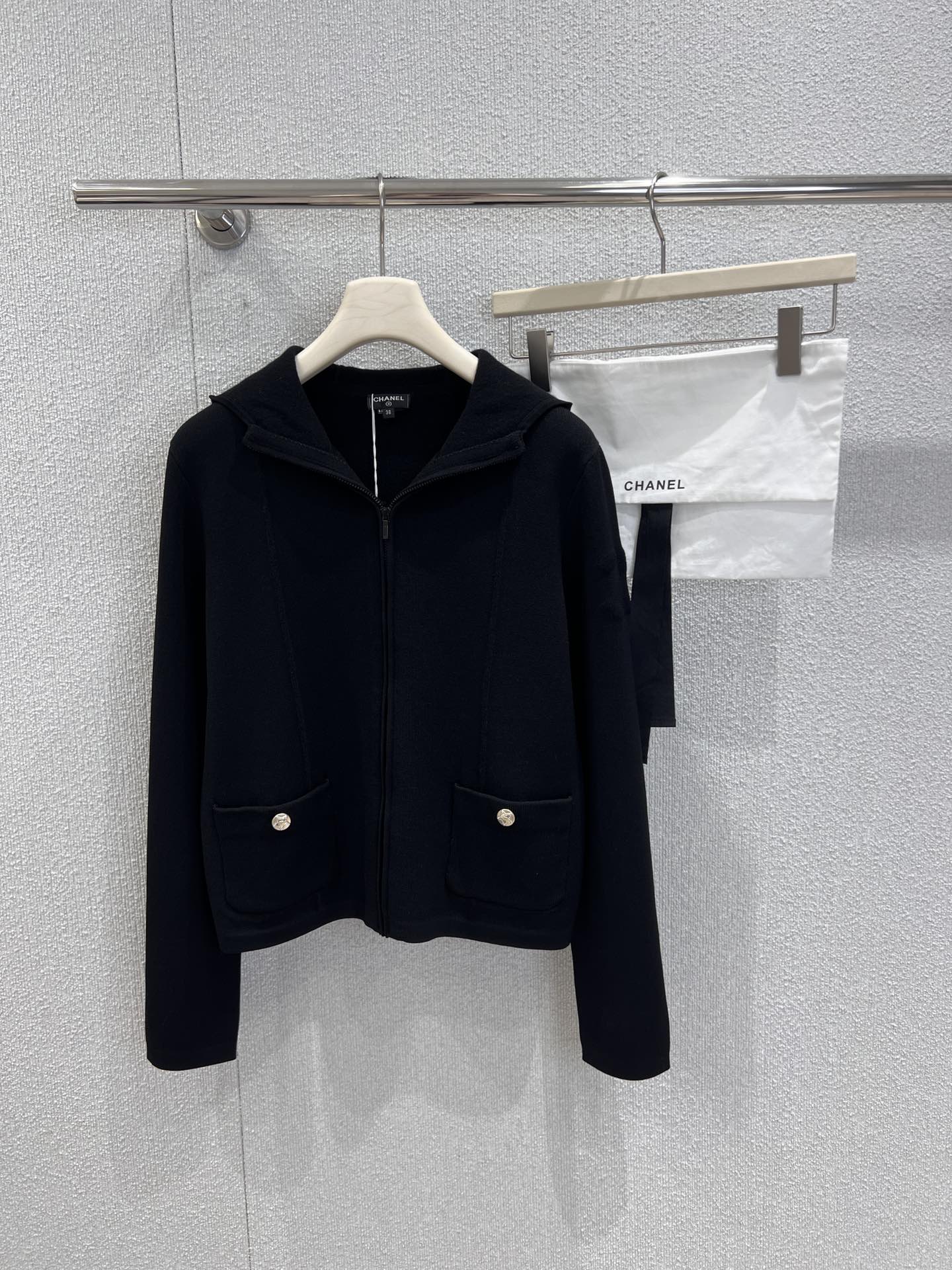 NO:608532,Supports exchange of Cha*el 25N ski series new Coco Neige zipper hooded knitted cardigan丨exclusively developed by yb!  High quality production!  Knitted fabric + hooded zipper, sporty and elegant, black and white, with a minimalist and high-end feel. The metal button on the pocket hides the brand logo, which is low-key and exquisite. The slim-fitting and slightly short style just highlights the waistline, and the hooded design adds a bit of casualness. Ready-made S/M/L real shot details, hats, alexander wang19860909支持换款 Cha*el 25N滑雪系列新款 Coco Neige拉链连帽针织开衫丨独家yb开发！高版出品！针织面料+连帽拉链,运动风优雅黑白双色自带极简高级感,口袋处的金属纽扣藏着品牌标识,低调闪着精致光；修身微短款刚好衬出腰线,连帽设计又添了几分随性.现货发售S/M/L实拍细节图,,hats,alexander wang,Women's clothing