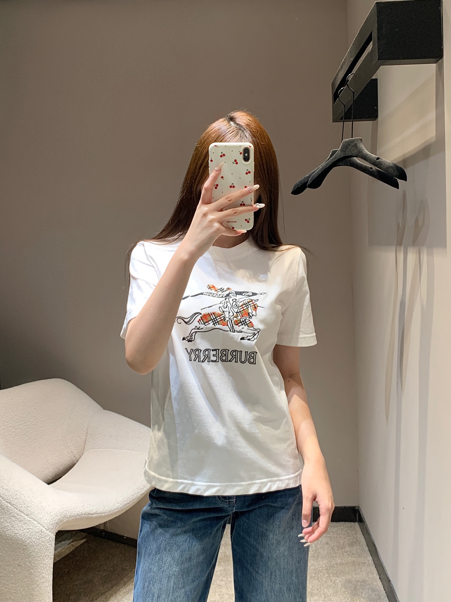 NO:607642,Burb*rry 26Ss early spring new style letter war horse embroidered round neck short-sleeved T-shirt丨Exclusively developed by yb!  High quality production!  Selected high-count plain woven cotton, soft and breathable to the touch; designed with the archived equestrian knight logo as the core design, multi-color cross-stitch technology is used on the front to present the equestrian knight pattern, white is clean and versatile, pink is sweet but not greasy, and black is cool and low-key to meet different style preferences. Easily adaptable to daily and layered scenes in spring and summer. Available in stock S/M/L,, burberry, T-shirt, tees, t-shirt, alexander wang19860909Burb*rry 26Ss早春新款 字母战马刺绣圆领短袖T恤丨独家yb开发！高版出品！精选高支平织棉,触感软糯透气；以典藏马术骑士徽标为核心设计,前胸采用多色十字绣工艺呈现马术骑士图案,白色干净百搭,粉色甜而不腻,黑色酷感低调,满足不同风格偏好.轻松适配春夏日常与叠穿场景.现货发售S/M/L,,burberry,T-shirt,tees，t-shirt,alexander wang,Women's clothing