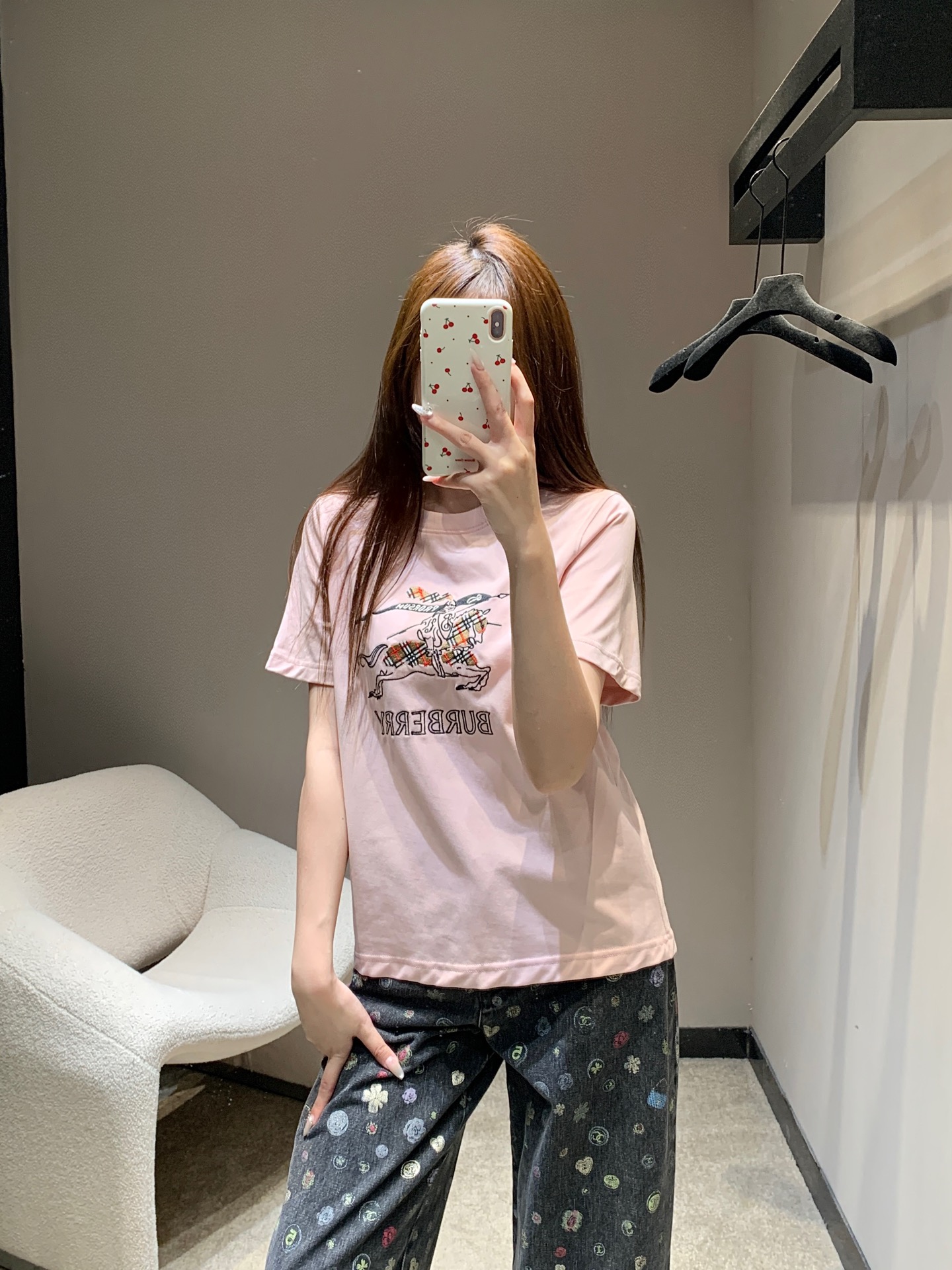 NO:607620,Burb*rry 26Ss early spring new style letter war horse embroidered round neck short-sleeved T-shirt丨Exclusively developed by yb!  High quality production!  Selected high-count plain woven cotton, soft and breathable to the touch; designed with the archived equestrian knight logo as the core design, multi-color cross-stitch technology is used on the front to present the equestrian knight pattern, white is clean and versatile, pink is sweet but not greasy, and black is cool and low-key to meet different style preferences. Easily adaptable to daily and layered scenes in spring and summer. Available in stock S/M/L,, burberry, T-shirt, tees, t-shirt, alexander wang19860909Burb*rry 26Ss早春新款 字母战马刺绣圆领短袖T恤丨独家yb开发！高版出品！精选高支平织棉,触感软糯透气；以典藏马术骑士徽标为核心设计,前胸采用多色十字绣工艺呈现马术骑士图案,白色干净百搭,粉色甜而不腻,黑色酷感低调,满足不同风格偏好.轻松适配春夏日常与叠穿场景.现货发售S/M/L,,burberry,T-shirt,tees，t-shirt,alexander wang,Women's clothing