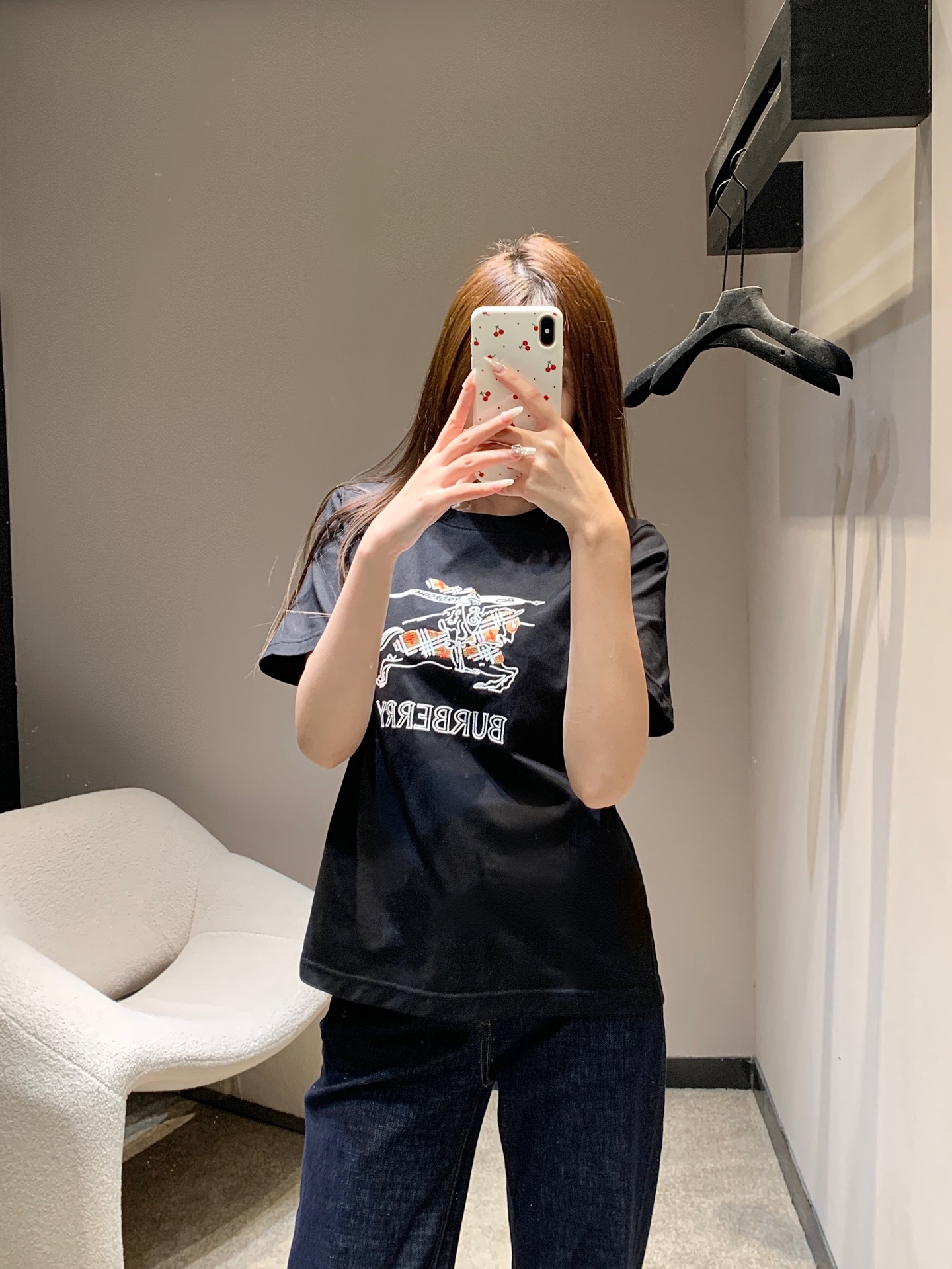 NO:607632,Burb*rry 26Ss early spring new style letter war horse embroidered round neck short-sleeved T-shirt丨Exclusively developed by yb!  High quality production!  Selected high-count plain woven cotton, soft and breathable to the touch; designed with the archived equestrian knight logo as the core design, multi-color cross-stitch technology is used on the front to present the equestrian knight pattern, white is clean and versatile, pink is sweet but not greasy, and black is cool and low-key to meet different style preferences. Easily adaptable to daily and layered scenes in spring and summer. Available in stock S/M/L,, burberry, T-shirt, tees, t-shirt, alexander wang19860909Burb*rry 26Ss早春新款 字母战马刺绣圆领短袖T恤丨独家yb开发！高版出品！精选高支平织棉,触感软糯透气；以典藏马术骑士徽标为核心设计,前胸采用多色十字绣工艺呈现马术骑士图案,白色干净百搭,粉色甜而不腻,黑色酷感低调,满足不同风格偏好.轻松适配春夏日常与叠穿场景.现货发售S/M/L,,burberry,T-shirt,tees，t-shirt,alexander wang,Women's clothing