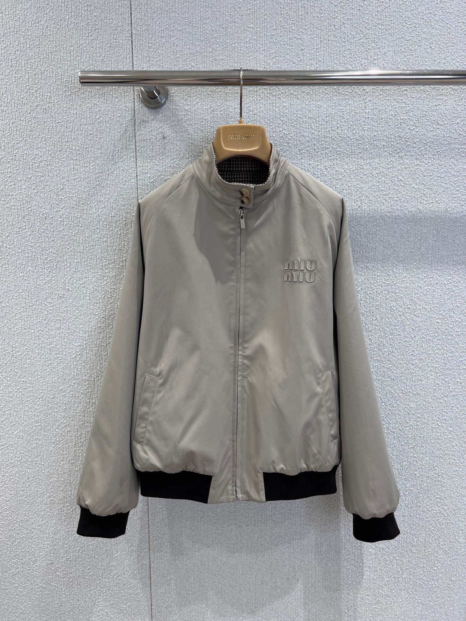 NO:608524,Support exchange MiuM*u 26Ss early spring new style reversible houndstooth jacket丨exclusively developed by yb!  High quality production!  One side is made of matte gray soft light fabric, embellished with a three-dimensional Miu logo, which is cool and elegant as if the spring wind is wrapped around the body; turned over is the classic houndstooth pattern, with a retro texture that has a French sense of relaxation. Wear it casually and you will feel 'effortless elegance'. Both the front and back sides can highlight the atmosphere of early spring wear, and it is a 'one piece is worth two pieces' wardrobe treasure~ Ready-made S/M/L real shot details,, miumiu, jackets & coats, alexander wang19860909支持换款 MiuM*u 26Ss早春新款 双面穿千鸟格夹克丨独家yb开发！高版出品！一面是雾灰柔光面料,缀着立体Miu标识,清冷淡雅像把春天的风裹在身上；翻过来是经典千鸟格纹,复古肌理自带法式松弛感,随便一穿就是“不费力的贵气”.正反两面都能戳中早春穿搭的氛围感,是“一件顶两件”的衣橱宝藏~现货发售S/M/L实拍细节图,,miumiu,jackets & coats,alexander wang,Women's clothing