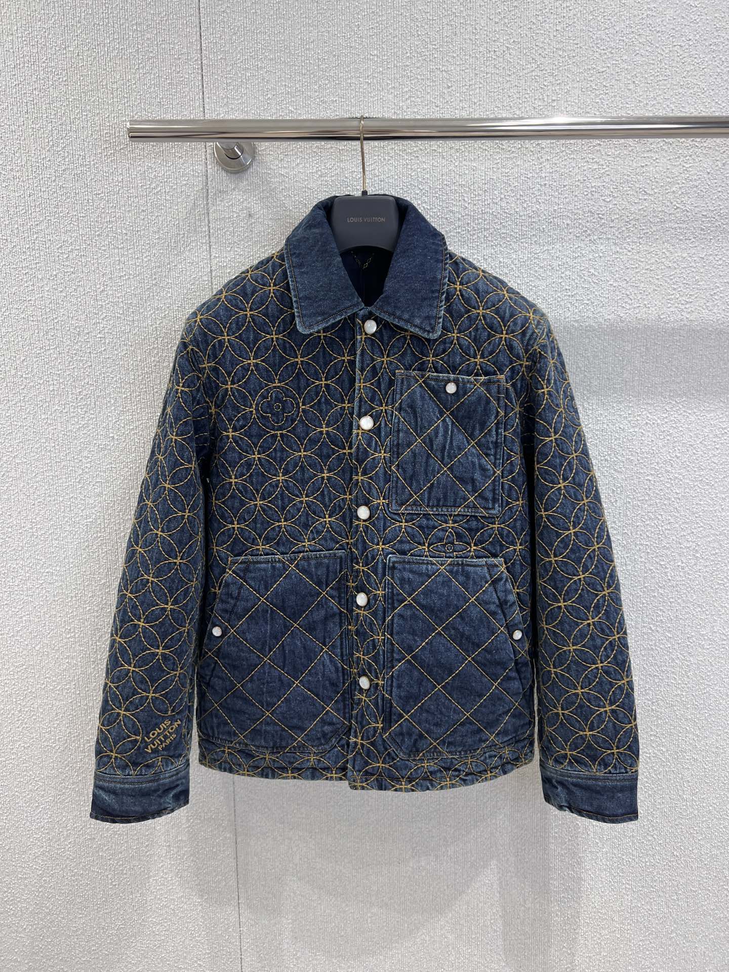 NO:608540,Support exchange Louis Vuitt*n 25FW*Nigo new co-branded retro embroidered denim jacket丨Exclusive high-end version!  The distressed denim blue comes with a retro filter, full-frame golden geometric embroidery mixed with the dark pattern of the LV logo, and the thick line texture is full of details. It shines with a low-key nobility whenever you move; the classic lapel + loose version can be used as an outer wear to support your aura, and it is neatly buttoned up and has a neat cityboy style. Both men and women have a 'relaxed and effortless' fashionable feeling. It is a walking style template when going out in autumn and winter ~ Ready-made S/M/L real shot details, Louis  vuitton,louis vuitton,jackets & coats,jackets & coats,alexander wang19860909支持换款 Louis Vuitt*n 25FW*Nigo联名新款 复古刺绣牛仔夹克外套丨独家高版出品！做旧牛仔蓝自带复古滤镜,满幅金色几何刺绣混着LV标识暗纹,粗线肌理裹满细节感,随便动一下都闪着低调的贵气光；经典翻领+宽松版型,既能当外搭撑气场,扣起来又是利落的cityboy风.男女穿都有「松弛不费力」的时髦感,秋冬出街就是行走的风格模板~现货发售S/M/L实拍细节图,,louis vuitton,louis vuitton,jackets & coats,jackets & coats,alexander wang,Women's clothing