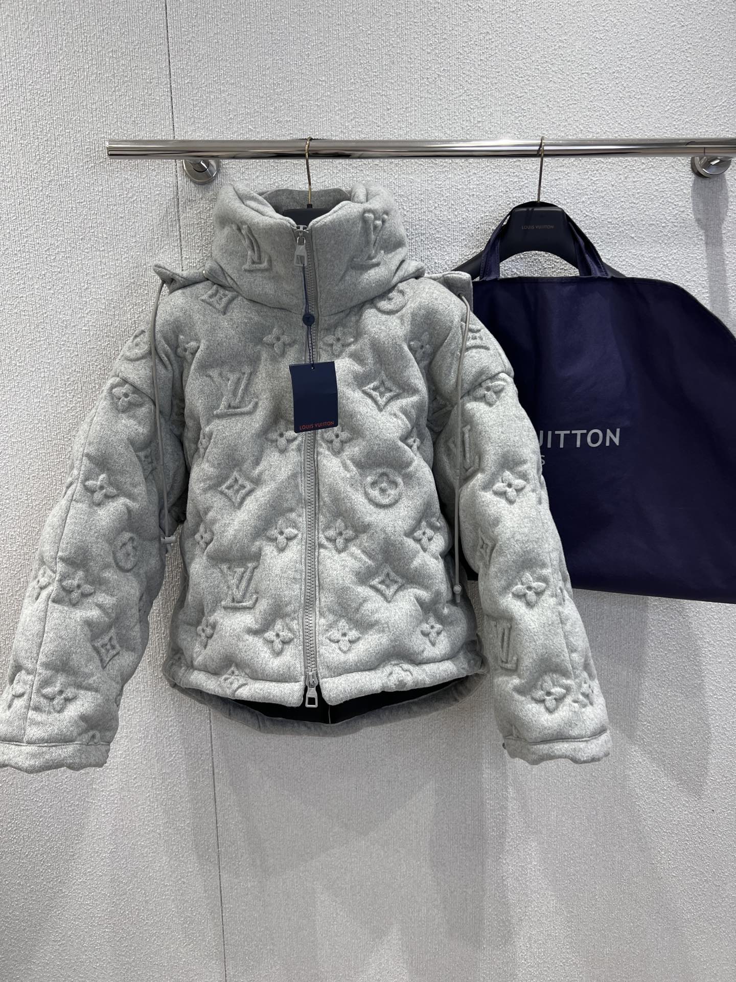 NO:608498,Comes with dust bag Louis Vuit*on 25FW new autumn and winter gray tone classic presbyopic embossed hooded down jacket丨Exclusively developed by yb!  High quality production!  The matte gray plush fabric is wrapped with an all-over presbyopia embossed. The low-key texture hides the exquisiteness of the logo, and feels soft like a cloud; the hooded + loose silhouette can be zipped up as a 'warm capsule', worn open and full of casual aura. It can be copied directly for commuting and shopping in autumn and winter. It is the ace of the wardrobe that 'keeps warm and fashionable at the same time'~ Same style for men and women. Ready for sale S/M/L real shot details, Louis  vuitton,down jacket,hats,alexander wang19860909配防尘袋 Louis Vuit*on 25FW秋冬新款 灰调经典老花浮雕连帽羽绒服丨独家yb开发！高版出品！雾灰毛绒面料裹着满幅老花浮雕,低调肌理里藏着标识的精致感,摸起来软乎乎像裹了团云朵；连帽+宽松廓形,既能拉上拉链当“保暖胶囊”,敞开穿又能撑满随性气场.秋冬通勤、逛街出游都能直接照搬,是“保暖和时髦同时在线”的衣橱王牌~男女同款 现货发售S/M/L实拍细节图,,louis vuitton,down jacket,hats,alexander wang,Women's clothing