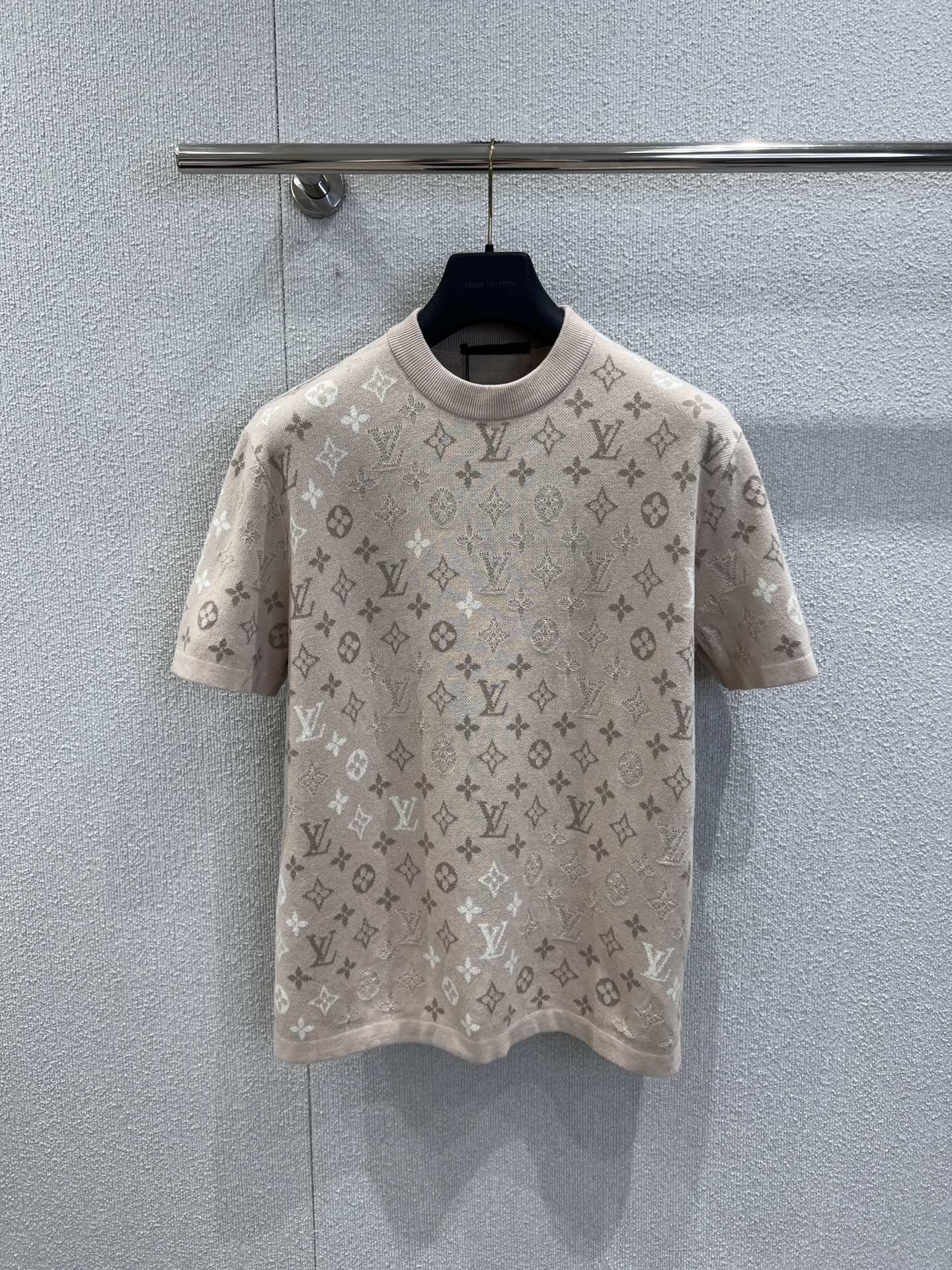 NO:608496,Support exchange Louis Vuit*on 25FW new autumn and winter presbyopia jacquard knitted short-sleeved top丨Exclusive high-end version!  The apricot-colored knitted fabric is covered with old flower jacquard, and the texture is hidden in the soft tones. Only when you look closely can you find the exquisite details of the logo; short-sleeved + loose version, the soft texture is like wearing clouds on the body. It can be worn alone to create a casual atmosphere, layered with a coat, or used as a sophisticated inner layer. Suitable for both autumn and winter, as well as spring and summer alone!  Ready for sale S/M/L real shot details, louis vuitton, jackets & coats, T-shirt, alexander wang19860909支持换款 Louis Vuit*on 25FW秋冬新款 老花提花针织短袖上衣丨独家高版出品！奶杏色针织面料裹着满幅老花提花,肌理感藏在柔和色调里,凑近看才会发现标识的精致细节；短袖+宽松版型,软乎乎的质感像把云朵穿在身上,既能单穿撑出随性氛围,叠穿外套又能当精致内搭.秋冬当内搭、春夏单穿都适配！现货发售S/M/L实拍细节图,,louis vuitton,jackets & coats,T-shirt,alexander wang,Women's clothing