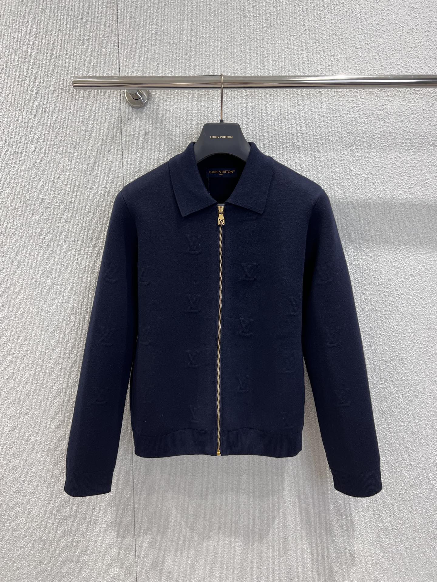 NO:608486,Support exchange Louis Vuitto* 25fW new autumn and winter letter embossed pattern wool blended knitted zipper jacket | Exclusively developed by yb!  High quality production!  The upper body is simple yet fashionable. It looks good with any combination and is easy to control. The wear rate is super high. The texture of the yarn is amazing. The upper body shape is amazing [wow]. Regular version for daily wear ~ same style for men and women. Ready-made S/M/L real shot details,, louis vuitton, jackets & coats, jackets & coats, alexander wang19860909支持换款 Louis Vuitto* 25fW秋冬新款 字母浮雕图案羊毛混纺针织拉链夹克外套丨独家yb开发！高版出品！上身简单又不失时髦感 随意搭配都很好看轻松驾驭,实穿率超高纱线质感好到爆 上身版型绝绝子[哇]常规版型日常穿搭～男女同款 现货发售S/M/L实拍细节图,,louis vuitton,jackets & coats,jackets & coats,alexander wang,Women's clothing