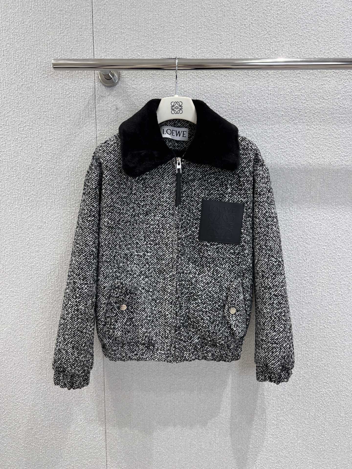 NO:609358,Supports exchange Loew* 25Fw new autumn and winter wool and woolen leather lapel jacket丨Exclusive high-end version!  The black and white tweed comes with a retro filter, and the soft but not collapsed texture is wrapped with just the right amount of warmth; the eco-friendly plush edge stitched on the lapel is the finishing touch, which is like putting a 'gentle sense of relaxation' on the neckline, and it doesn't feel bulky when wrapped tightly in cold weather. The embossed leather label on the chest is recognizable in the details, and the half-zip + dropped shoulder version is friendly to all body shapes!  Ready sale S/M/L real shot details,,loewe,jackets & coats,alexander wang19860909支持换款 Loew* 25Fw秋冬新款 羊毛毛呢拼皮翻领外套丨独家高版出品！黑白花呢自带复古滤镜,软而不塌的肌理裹着恰到好处的暖；翻领拼接的环保毛绒边是点睛之笔,像把“温柔的松弛感”贴在领口,冷天裹紧也不觉得笨重.胸口的压纹皮标藏在细节里的辨识度,半拉链+落肩版型对各种身形都友好！现货发售S/M/L实拍细节图,,loewe,jackets & coats,alexander wang,Women's clothing