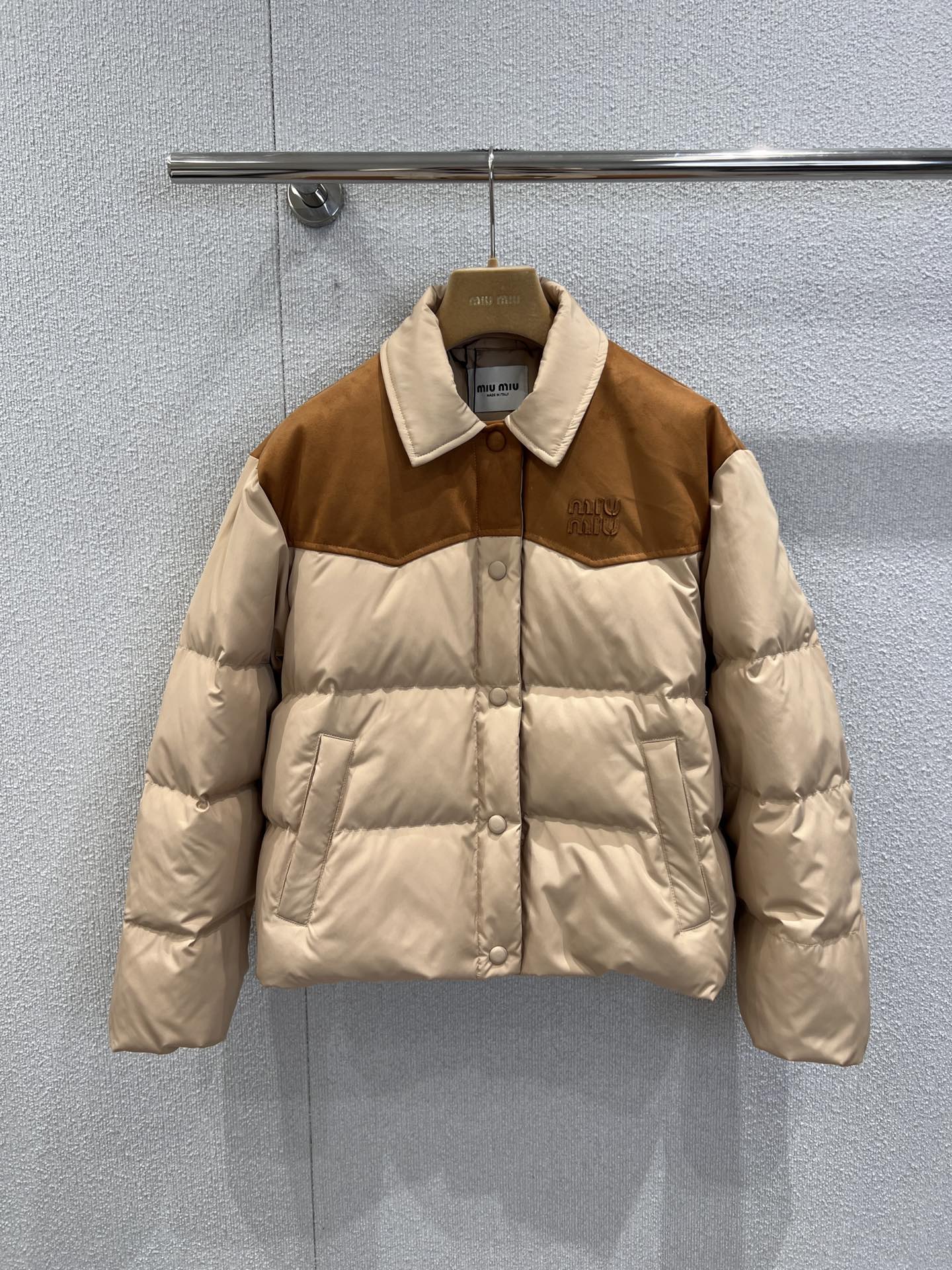 NO:610879,Comes with dust bag Miu M*u 25Fw new autumn and winter micro-label contrasting color down jacket丨Exclusive high-end version!  The splicing of light brown + caramel brown brings a retro sweetness. The suede texture on the lapel + low-key logo embossing hides the 'exquisite and careful' in the details. The light down filling is as soft as a cloud wrapped in it. The short version is just stuck on the waistline, showing height and hiding body, and it is not bulky when raising your hands!  The girly feel and warmth are just right. Ready stock S/M/L real shot details,,miumiu,jackets & coats,jackets & coats,down jacket,chamois leather,alexander wang19860909配防尘袋 Miu M*u 25Fw秋冬新款 微标撞色羽绒夹克外套丨独家高版出品！浅棕+焦糖棕的拼接自带复古甜感,翻领处的麂皮肌理+低调Logo压纹,把“精致小心机”藏在细节里,轻羽绒填充软乎乎像裹了团云朵,短款版型刚好卡在腰线,显高又藏肉,抬手都不笨重！把少女感和保暖力捏得刚刚好现货发售S/M/L实拍细节图,,miumiu,jackets & coats,jackets & coats,down jacket,chamois leather,alexander wang,Women's clothing