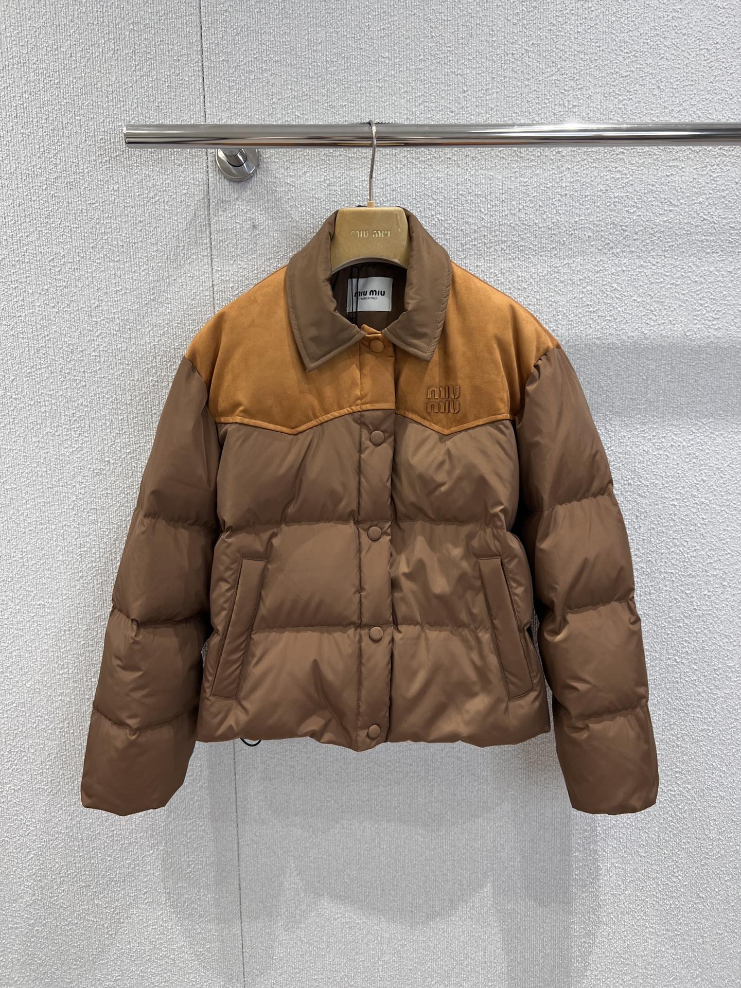 NO:610920,Comes with dust bag Miu M*u 25Fw new autumn and winter micro-label contrasting color down jacket丨Exclusive high-end version!  The splicing of light brown + caramel brown brings a retro sweetness. The suede texture on the lapel + low-key logo embossing hides the 'exquisite and careful' in the details. The light down filling is as soft as a cloud wrapped in it. The short version is just stuck on the waistline, showing height and hiding body, and it is not bulky when raising your hands!  The girly feel and warmth are just right. Ready stock S/M/L real shot details,,miumiu,jackets & coats,jackets & coats,down jacket,chamois leather,alexander wang19860909配防尘袋 Miu M*u 25Fw秋冬新款 微标撞色羽绒夹克外套丨独家高版出品！浅棕+焦糖棕的拼接自带复古甜感,翻领处的麂皮肌理+低调Logo压纹,把“精致小心机”藏在细节里,轻羽绒填充软乎乎像裹了团云朵,短款版型刚好卡在腰线,显高又藏肉,抬手都不笨重！把少女感和保暖力捏得刚刚好现货发售S/M/L实拍细节图,,miumiu,jackets & coats,jackets & coats,down jacket,chamois leather,alexander wang,Women's clothing