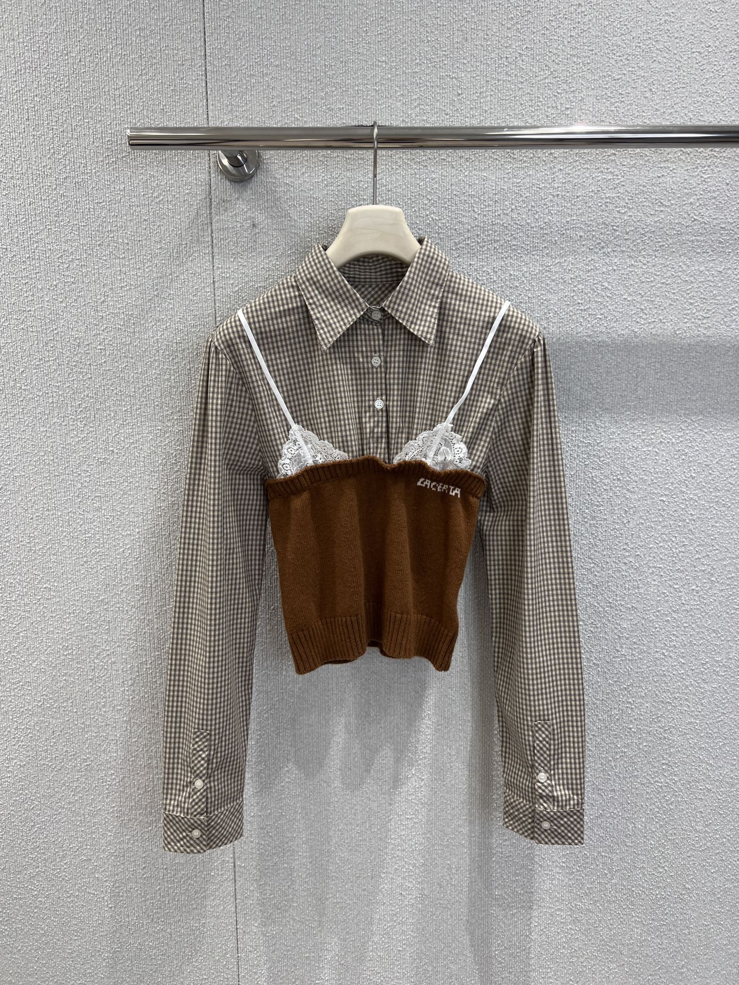 NO:608509,Support exchange LACER*A 25FW new autumn and winter plaid stitch stitching lace bra shirt丨Exclusive high-end version!  The layered design of plaid shirt + knitted bra has a layered feel that 'takes no effort to put on'. The shirt is soft and loose, which makes it look casual and relaxed; the knitted bra is spliced ​​with lace edges, and the sweet girly feeling is hidden in the details, and it can also quietly tighten the waistline. It can be worn with a coat in autumn and winter, or worn alone in spring and summer!  Ready sale S/M/L real shot details, jackets & coats, shirts, alexander wang19860909支持换款 LACER*A 25FW秋冬新款 格纹针梭拼接蕾丝胸衣衬衫丨独家高版出品！格纹衬衫+针织胸衣的叠穿设计,自带“不用费力搭”的层次感衬衫是软乎乎的宽松版型,衬出随性松弛；针织胸衣拼接蕾丝边,甜妹感藏在细节里,还能悄悄收紧腰线.秋冬搭外套、春夏单穿都能搭！现货发售S/M/L实拍细节图,,jackets & coats,shirts,alexander wang,Women's clothing