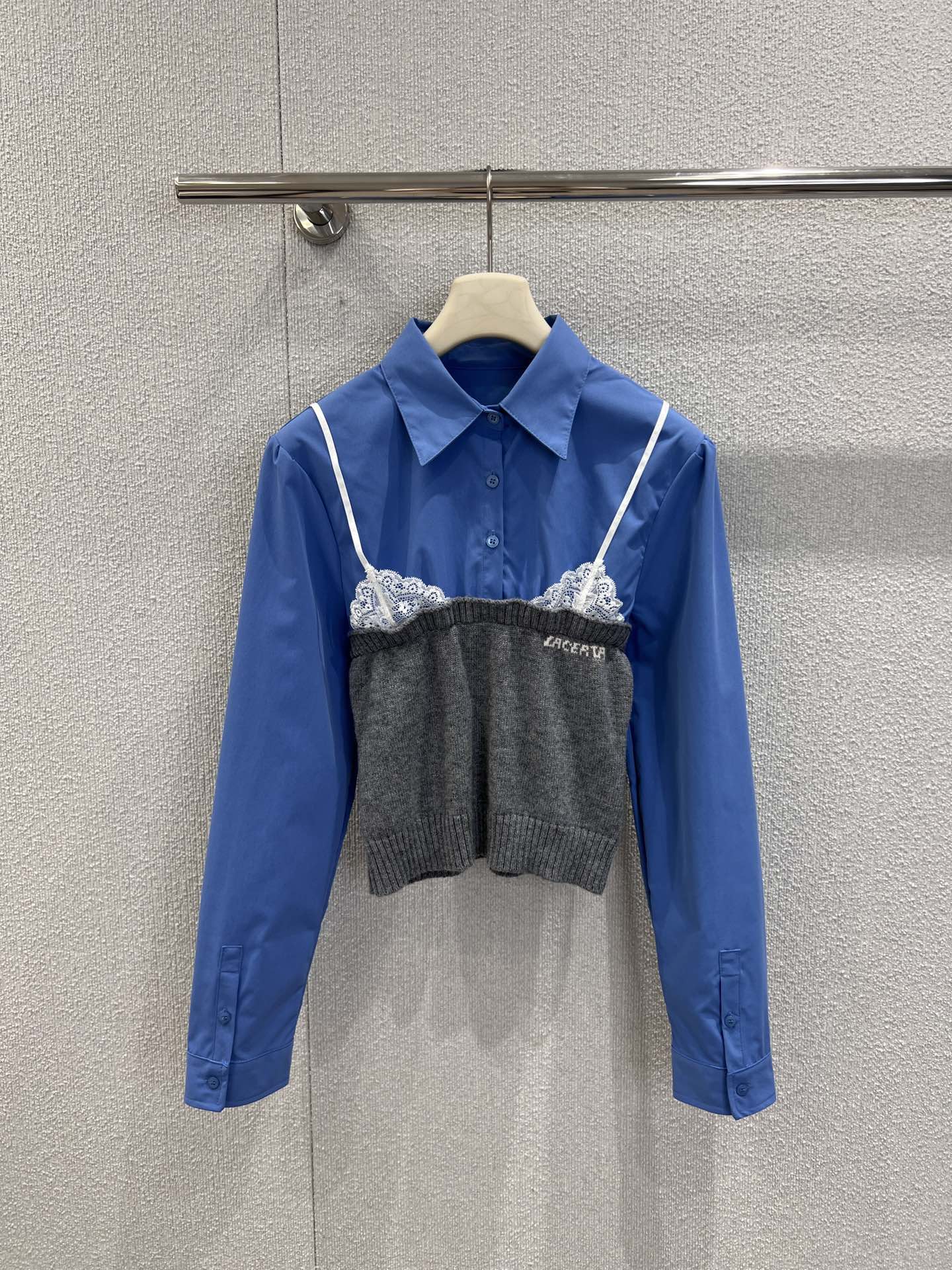 NO:608529,Support exchange LACER*A 25FW new autumn and winter plaid stitch stitching lace bra shirt丨Exclusive high-end version!  The layered design of plaid shirt + knitted bra has a layered feel that 'takes no effort to put on'. The shirt is soft and loose, which makes it look casual and relaxed; the knitted bra is spliced ​​with lace edges, and the sweet girly feeling is hidden in the details, and it can also quietly tighten the waistline. It can be worn with a coat in autumn and winter, or worn alone in spring and summer!  Ready for sale S/M/L,,jackets & coats,shirts,alexander wang19860909支持换款 LACER*A 25FW秋冬新款 格纹针梭拼接蕾丝胸衣衬衫丨独家高版出品！格纹衬衫+针织胸衣的叠穿设计,自带“不用费力搭”的层次感衬衫是软乎乎的宽松版型,衬出随性松弛；针织胸衣拼接蕾丝边,甜妹感藏在细节里,还能悄悄收紧腰线.秋冬搭外套、春夏单穿都能搭！现货发售S/M/L,,jackets & coats,shirts,alexander wang,Women's clothing