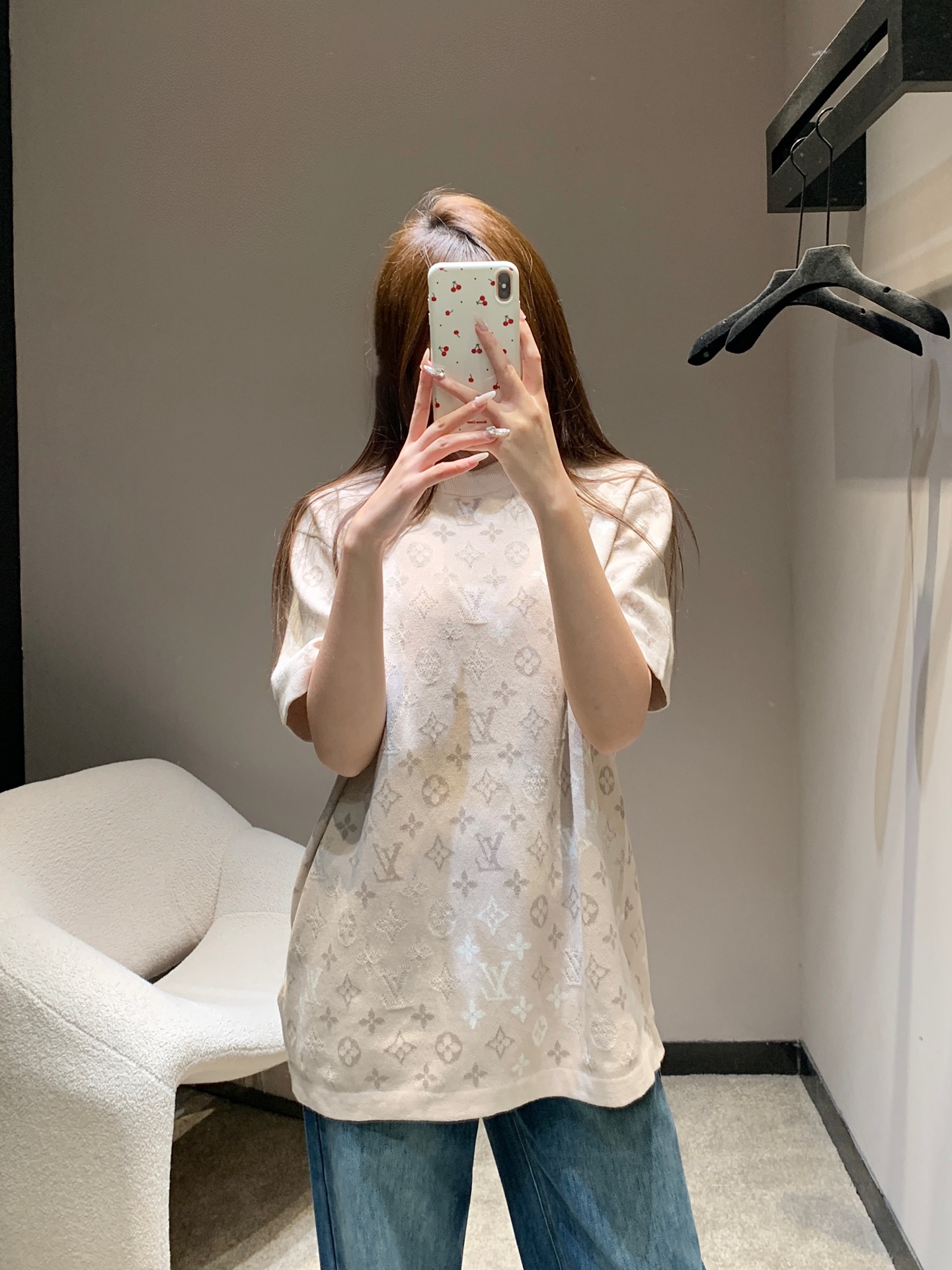 NO:608502,Louis Vuit*on 25FW new autumn and winter old flower jacquard knitted short-sleeved top丨Exclusive high-end version!  The apricot-colored knitted fabric is covered with old flower jacquard, and the texture is hidden in the soft tones. Only when you look closely can you find the exquisite details of the logo; short-sleeved + loose version, the soft texture is like wearing clouds on the body. It can be worn alone to create a casual atmosphere, layered with a coat, or used as a sophisticated inner layer. Suitable for both autumn and winter, as well as spring and summer alone!  Available in stock S/M/L,,louis vuitton,jackets & coats,T-shirt,alexander wang19860909Louis Vuit*on 25FW秋冬新款 老花提花针织短袖上衣丨独家高版出品！奶杏色针织面料裹着满幅老花提花,肌理感藏在柔和色调里,凑近看才会发现标识的精致细节；短袖+宽松版型,软乎乎的质感像把云朵穿在身上,既能单穿撑出随性氛围,叠穿外套又能当精致内搭.秋冬当内搭、春夏单穿都适配！现货发售S/M/L,,louis vuitton,jackets & coats,T-shirt,alexander wang,Women's clothing