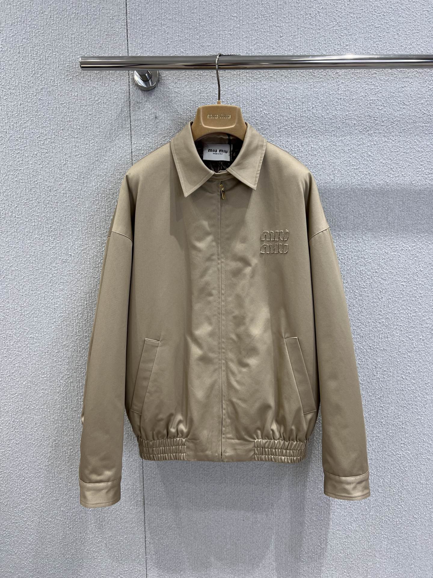 NO:608570,Support exchange MiuM*u 25FW new autumn and winter khaki sheepskin work jacket丨Exclusive high-end version!  A whole package of sheepskin!  The warm gray-toned plush is soft against the skin and can directly lock in the cold resistance in autumn and winter. The three-dimensional logo embossed on the chest is a low-key brand control;  Loose dropped shoulders + slightly waisted drawstring, covering the flesh and hiding winter bulk, small people can also wear casual oversize; lapel + metal zipper, the work clothes are neat and full, and the atmosphere is relaxed when you raise your hands. Ready-made S/M/L real shot details,,miumiu,versace,jackets & coats,sheepskin,alexander wang19860909支持换款 MiuM*u 25FW秋冬新款 卡其羊皮毛工装外套丨独家高版出品！一整个羊皮毛包裹！暖融融的灰调毛绒,贴肤软乎乎,秋冬抗寒直接锁死,胸前立体标识压纹,低调戳中品牌控； 宽松落肩+微收腰抽绳,遮肉又藏起冬日臃肿,小个子也能穿出随性oversize；翻领+金属拉链,工装利落感拉满,抬手间全是松弛氛围.现货发售S/M/L实拍细节图,,miumiu,versace,jackets & coats,sheepskin,alexander wang,Women's clothing