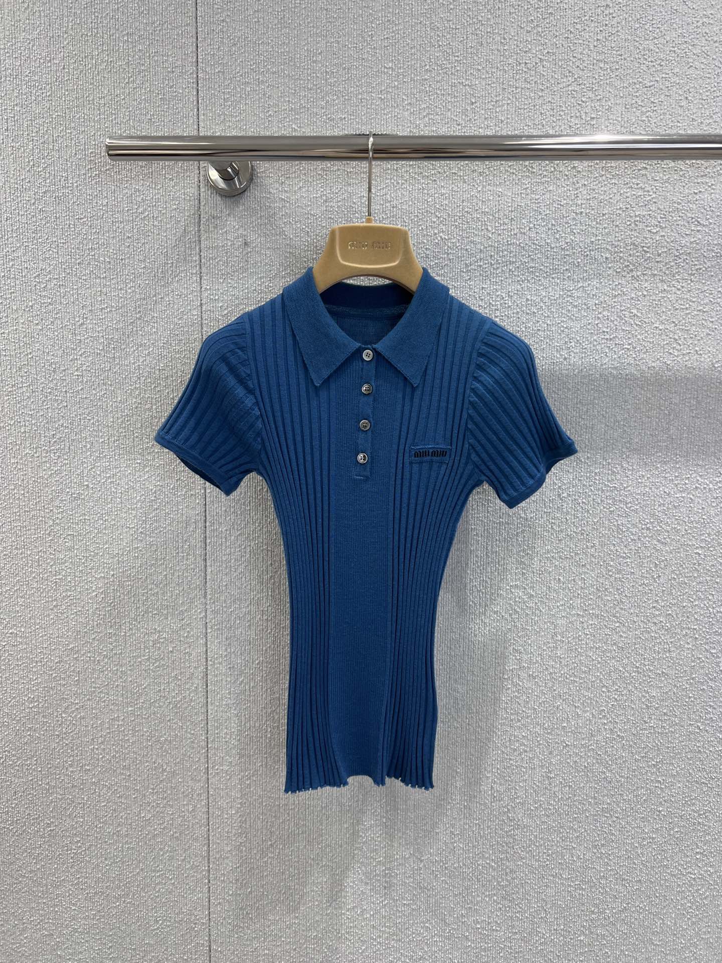 NO:608542,Support exchange MiuM*u 26SS holiday series new Klein blue Polo sweater丨exclusively developed by yb!  High quality production!  Mini Miu Miu logo on the chest, pitted knitted fabric with a soft elastic texture that is skin-friendly and can quietly hold back lines; the classic combination of short sleeves + Polo collar is suitable for all seasons, and Klein blue has high saturation and eye-catching effect. Wearing it alone is refreshing in summer, and layering it is layered for spring and autumn. Ready-made S/M/L real shot details, miumiu, T-shirt, alexander wang19860909支持换款 MiuM*u 26SS假日系列新款 克莱因蓝Polo针织衫丨独家yb开发！高版出品！胸口迷你MiuMiu标识,坑条针织面料自带软弹肌理,贴肤亲肤又能悄悄收住线条；短袖+Polo领的经典组合,适配度直接拉满四季,克莱因蓝自带高饱和吸睛度,单穿是夏日清爽,叠穿是春秋层次感.现货发售S/M/L实拍细节图,,miumiu,T-shirt,alexander wang,Women's clothing