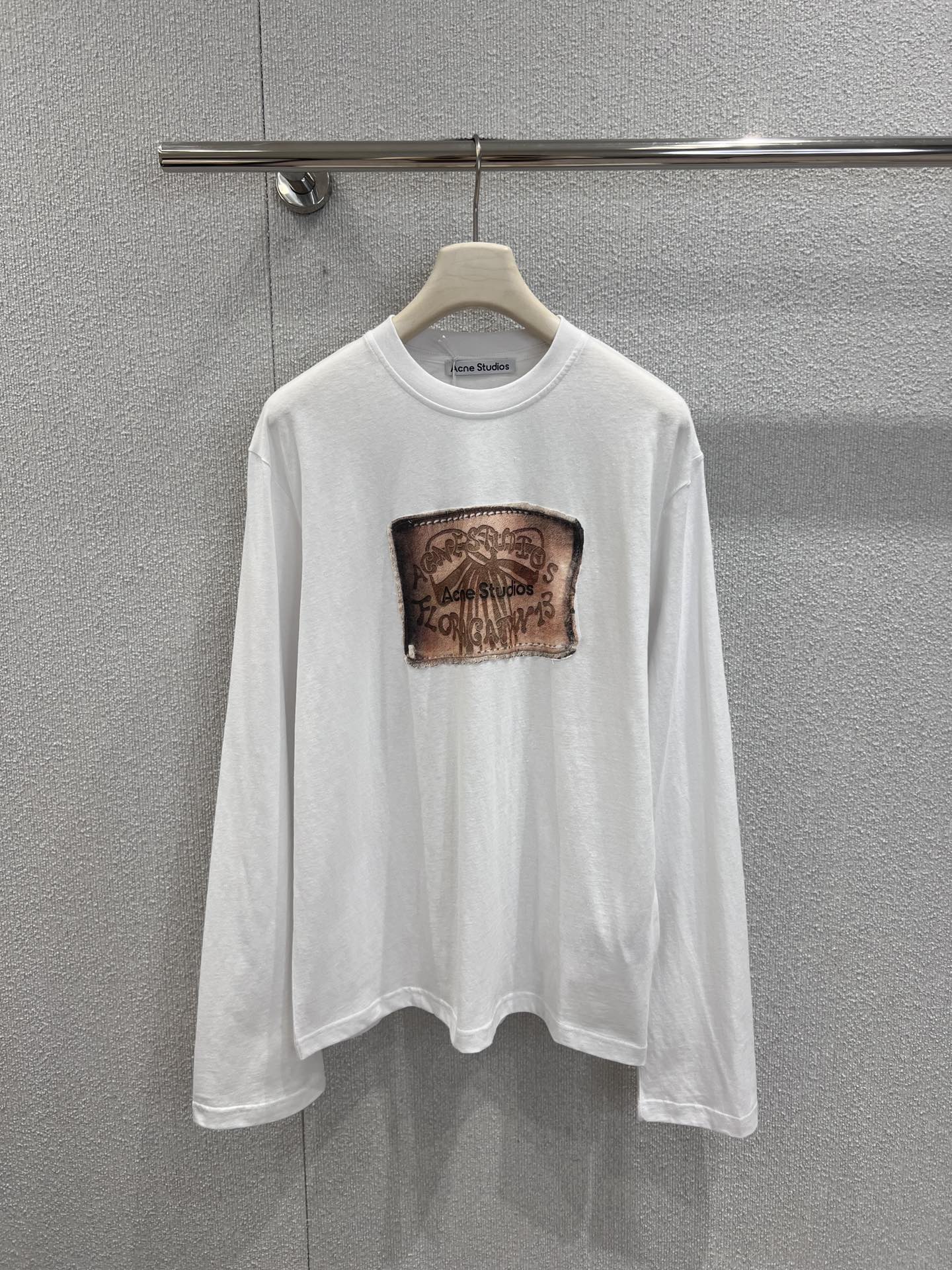 NO:608554,Support exchange Acne Studi*s 25Fw new autumn and winter logo retro printed round neck long-sleeved T-shirt丨Exclusively developed by yb!  High quality production!  This season’s “Retro Badge” series is so aesthetically pleasing!  Off-white gray fabric + distressed leather heraldry print, letters mixed with dark bow patterns, built-in vintage filter ~ loose dropped shoulders + long sleeves, it looks lazy and casual with jeans, and it will become a god when paired with the bear jeans of the same series!  Wearing jeans is lazy and casual, suitable for inner layering or single wear in autumn and winter, and the details are all texture. Ready-made S/M/L real-shot detailed pictures, Acne studios, jeans, tees, t-shirt, alexander wang19860909支持换款 Acne Studi*s 25Fw秋冬新款 徽标复古印花圆领长袖T恤丨独家yb开发！高版出品！本季的「复古徽章」系列太戳审美！米白胚布+做旧皮质纹章印花,字母混着蝴蝶结暗纹,自带vintage滤镜~宽松落肩+加长袖型,搭牛仔裤是慵懒随性,配同系列小熊牛仔直接封神！搭牛仔裤是慵懒随性,秋冬内搭/单穿都适配,细节里全是质感.现货发售S/M/L实拍细节图,,acne studios,jeans,tees，t-shirt,alexander wang,Women's clothing