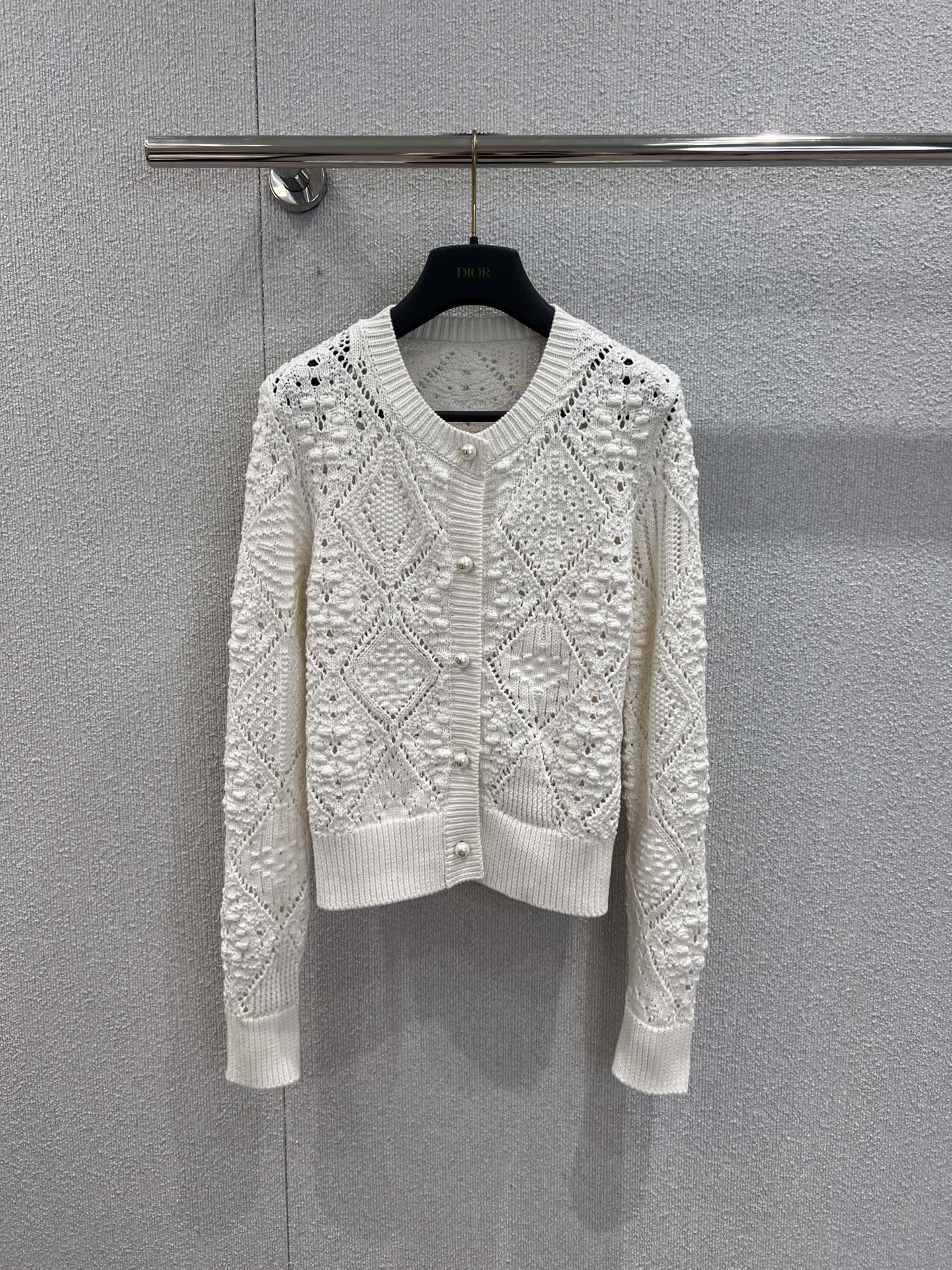 NO:609390,Support exchange Dio* 26SS early spring new style jacquard hollow knitted cardigan丨exclusively developed by yb!  High quality production!  The milky white jacquard + hollow texture comes with a soft mist filter, which is soft and wrapped with just the right amount of lightness and warmth; the pearl buttons are exquisite hidden in the details, and the round neck + short version are friendly to all body shapes - paired with a gauze skirt, it is a fairy-like lady with tassels, and paired with denim, it is a little more relaxed and sweet, and can be worn directly for commuting or dating in the spring. Real-shot details of S/M/L, dior, skirts, alexander wang19860909支持换款 Dio* 26SS早春新款 提花镂空针织开衫丨独家yb开发！高版出品！奶白提花+镂空肌理自带柔雾滤镜,软乎乎的裹着恰到好处的轻暖；珍珠纽扣是藏在细节里的精致,圆领+短款版型对各种身形都友好——配纱裙是仙气流苏的大小姐,搭牛仔又多了点松弛甜酷,开春通勤/约会都能直接套上出门.现货发售S/M/L实拍细节图,,dior,skirts,alexander wang,Women's clothing