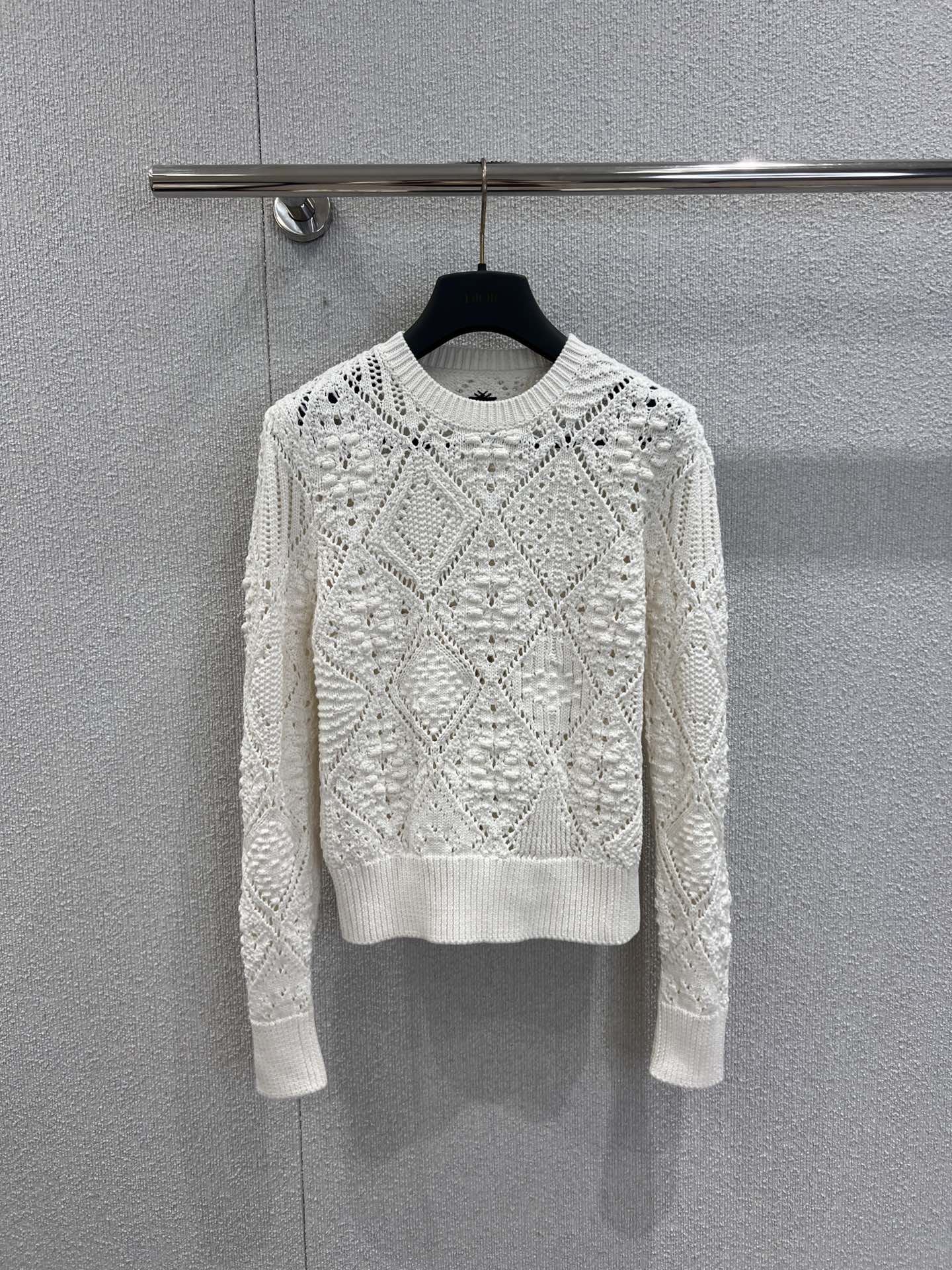 NO:609402,Support exchange Dio* 26SS early spring new round neck hollow knitted sweater丨Exclusively developed by yb!  High quality production!  The milky white background + rhombus hollow texture comes with a soft mist filter, and is soft and warm with just the right amount of warmth; the mini CD logo hidden on the back is exquisite in the details, and the round neck + short version are friendly to all body shapes - the gauze skirt is fairy-like with tassels  Miss, the work skirt adds a sweet and cool tone, you can wear it directly for commuting or dating in the spring. Ready-made S/M/L real shot details, dior, skirts, sweaters, alexander  wang19860909支持换款 Dio* 26SS早春新款 圆领镂空针织毛衣丨独家yb开发！高版出品！奶白底色+菱格镂空肌理自带柔雾滤镜,软乎乎的裹着恰到好处的轻暖；后背暗藏的迷你CD标是藏在细节里的精致,圆领+短款版型对各种身形都友好——配纱裙是仙气流苏的大小姐,搭工装裙又多了点甜酷腔调,开春通勤/约会都能直接套上出门.现货发售S/M/L实拍细节图,,dior,skirts,sweaters,alexander wang,Women's clothing