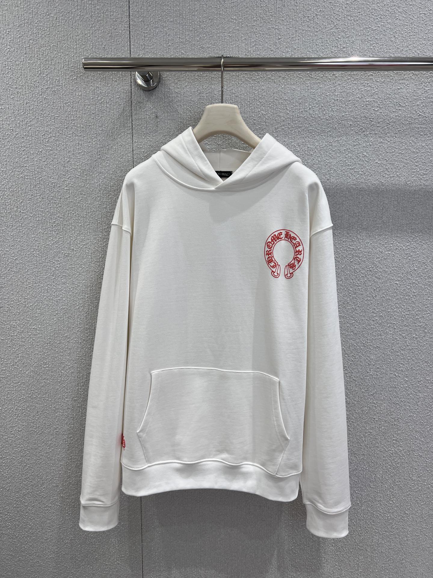 NO:609414,Supports exchange of styles Chorme heart* 25Fw new autumn and winter front and back printed hooded sweatshirt丨Exclusive high-end version!  The cherry blossom pink/milk white dual colors are very exciting!  The front side is an exquisite iconic print, and the large totem pattern on the back brings street tension. The soft terry fabric is wrapped in just the right amount of warmth. The oversized dropped shoulder version is friendly to all body shapes. It is a gentle and relaxed sweet girl when paired with white pants. The patterned pants add a bit of a rebellious tone and can be worn directly for daily outings (coffee). Detailed pictures of real shots of S/M/L ready for sale, versace, hoodie, sweatshirts, hats, alexander  wang19860909支持换款 Chorme heart* 25Fw秋冬新款 前后印花连帽卫衣丨独家高版出品！樱花粉/奶白双配色都很戳！前侧是精致的标志性印花,后背的大面积图腾纹样自带街头张力,软乎乎的毛圈面料裹着刚好的暖,Oversize落肩版型对各种身形都友好配白裤是温柔松弛的甜妹,搭花裤又多了点叛逆腔调,日常出街[咖啡]局都能直接套上走.现货发售S/M/L实拍细节图,,versace,hoodie,sweatshirts,hats,alexander wang,Women's clothing